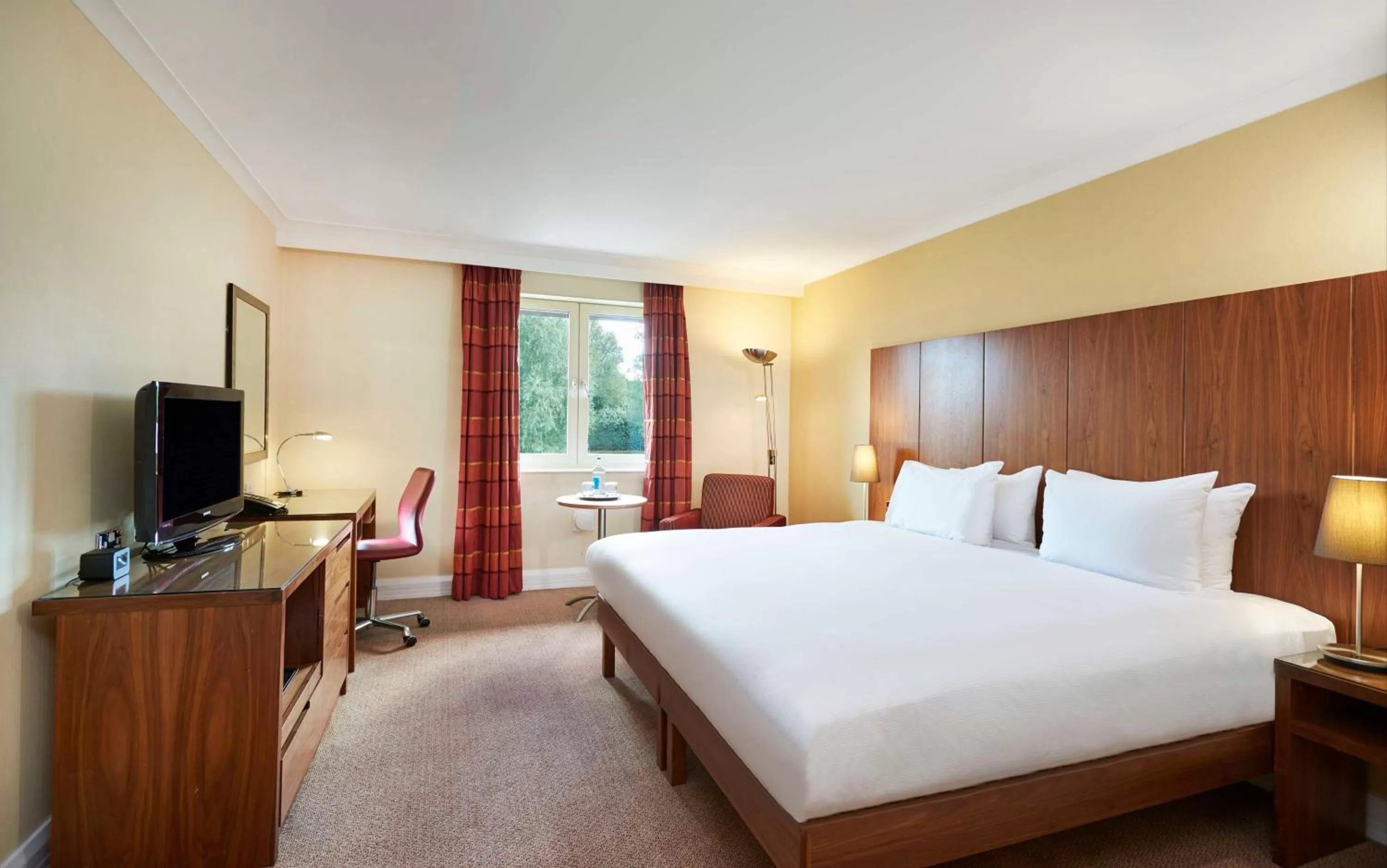 Bed in DoubleTree by Hilton Bristol North
