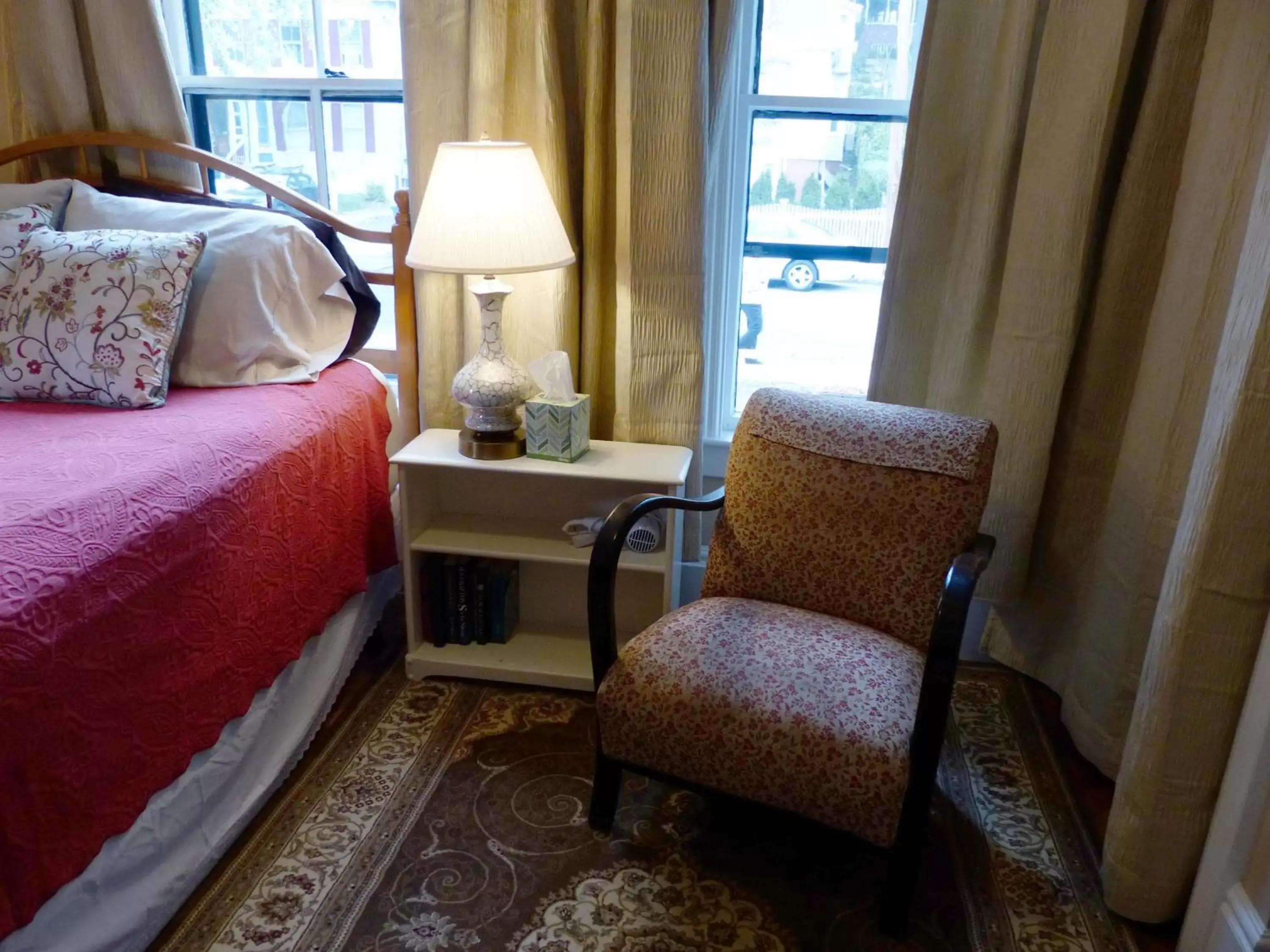 Bedroom, Seating Area in Davis Square Inn