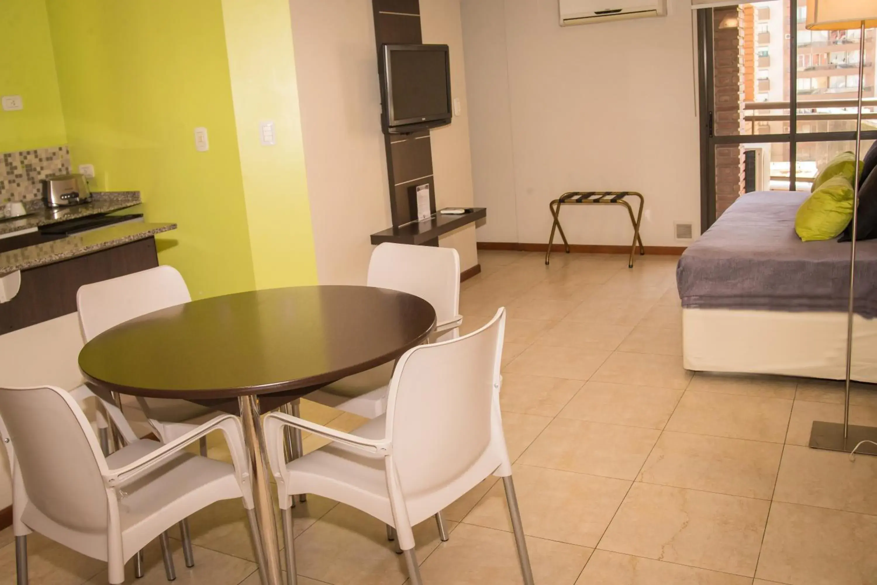 Dining area in Kube Apartments Express