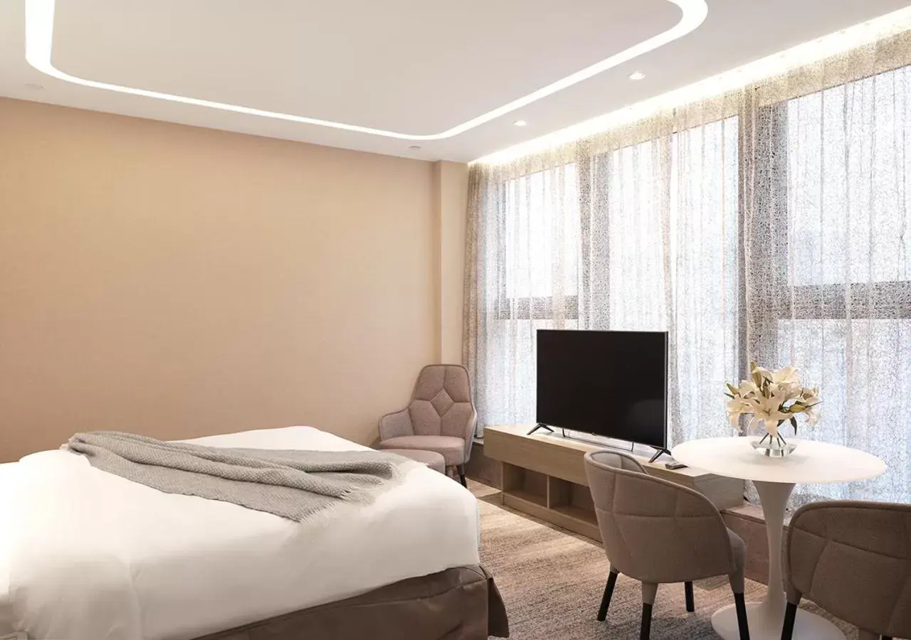 Bed, TV/Entertainment Center in One-Eight-One Hotel & Serviced Residences