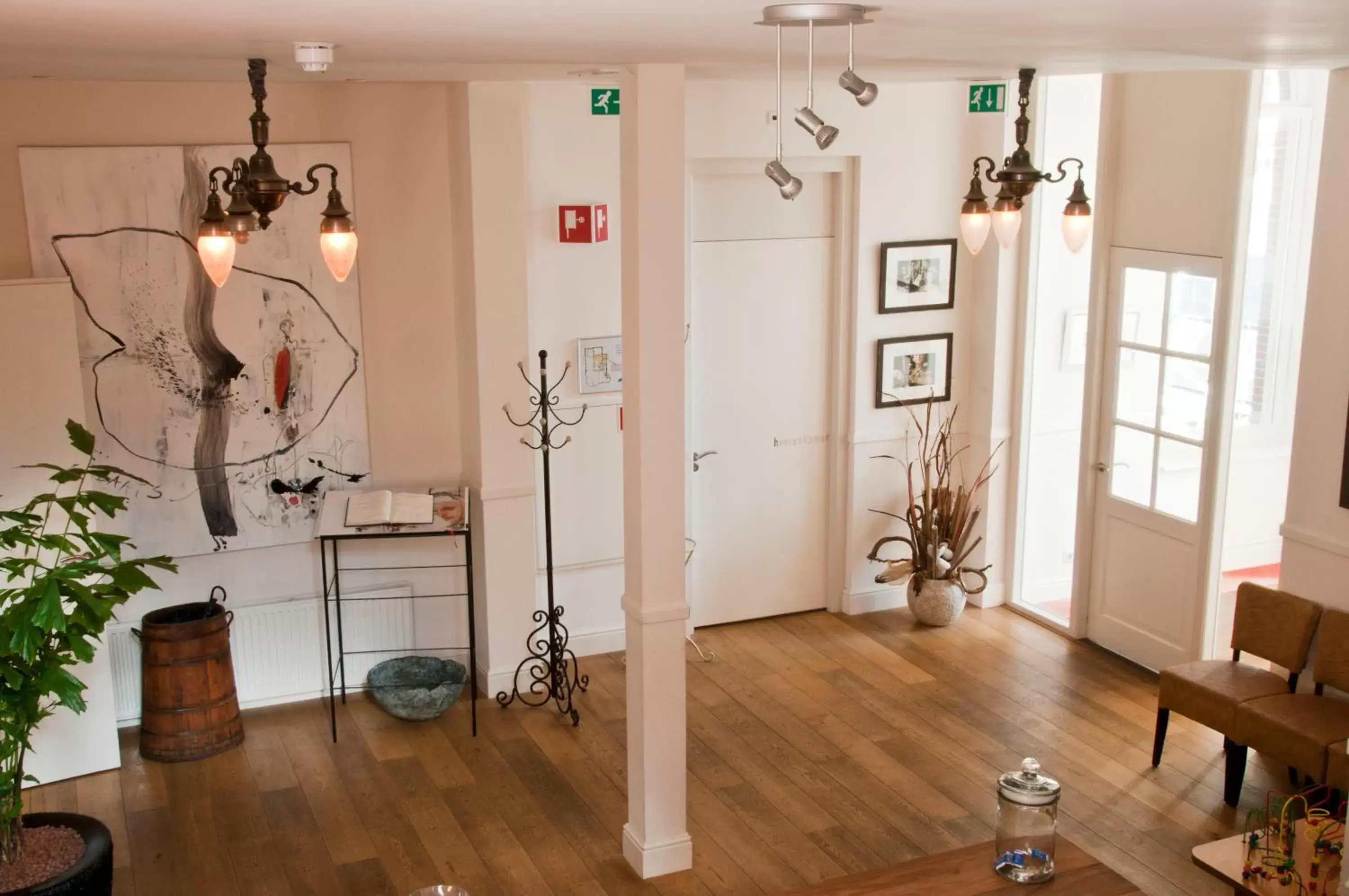 Facade/entrance, Bathroom in Hotel De Villa