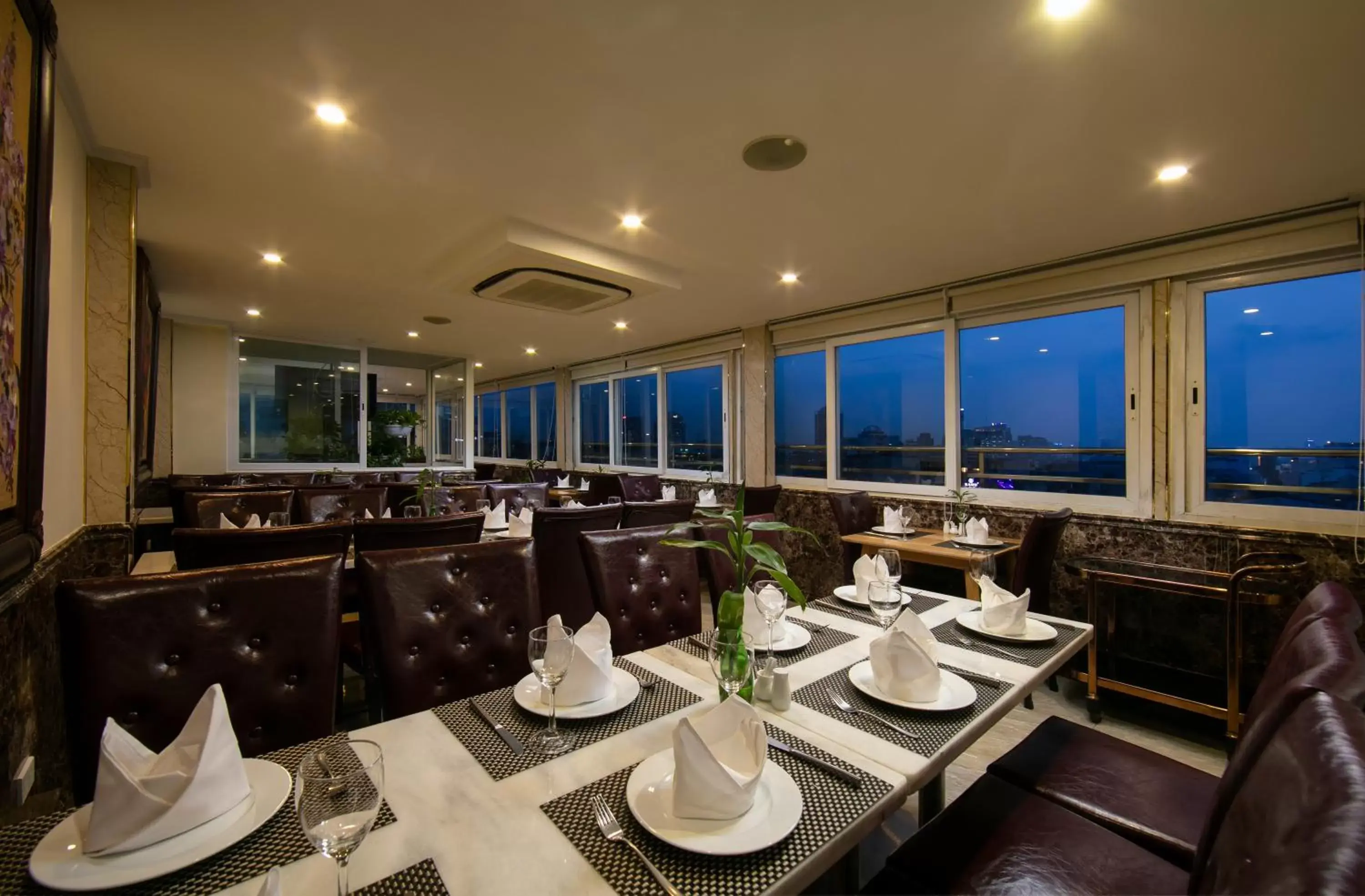 Restaurant/Places to Eat in Silk Queen Hotel