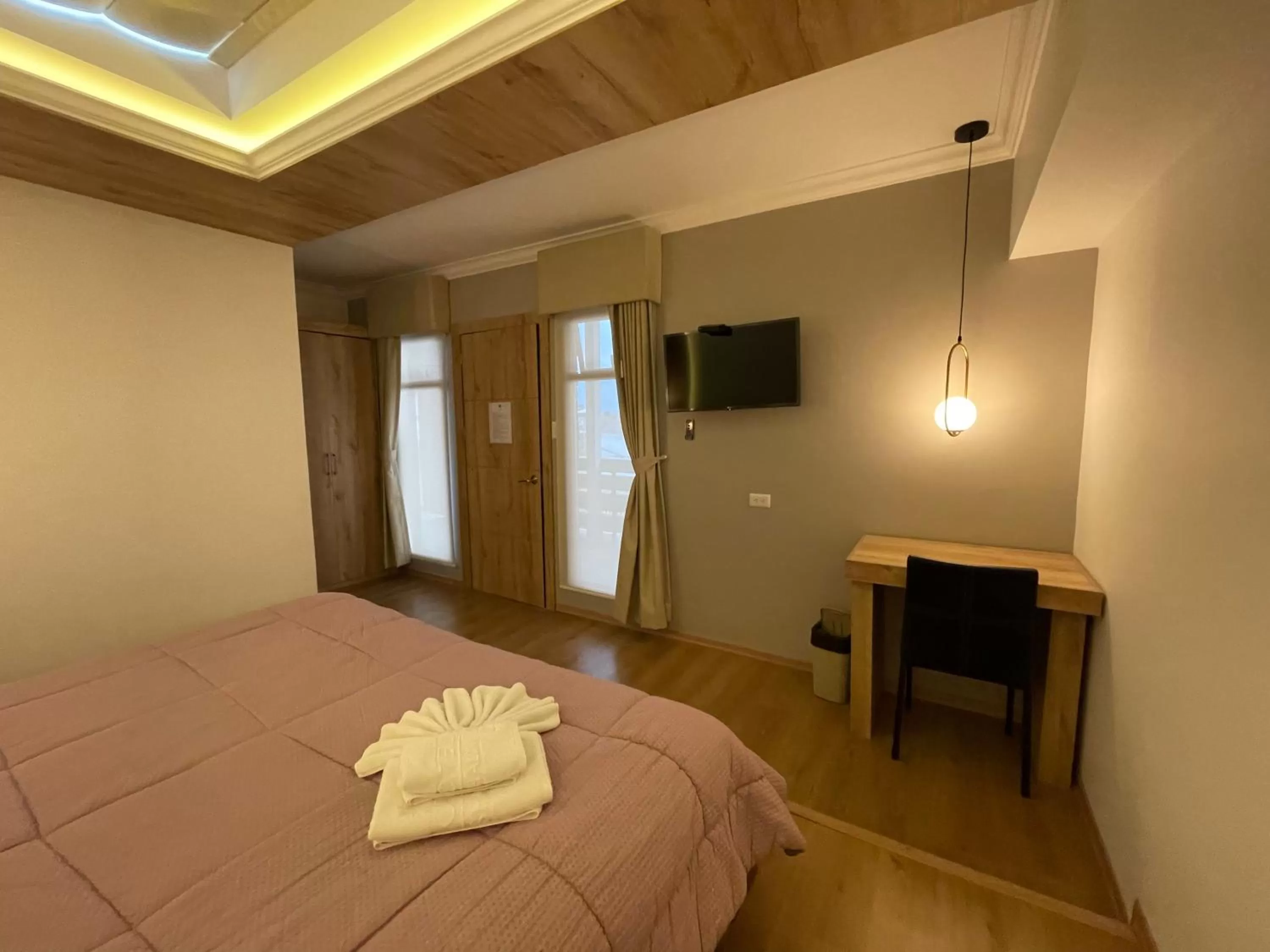 TV and multimedia, Bed in Hotel Shalom