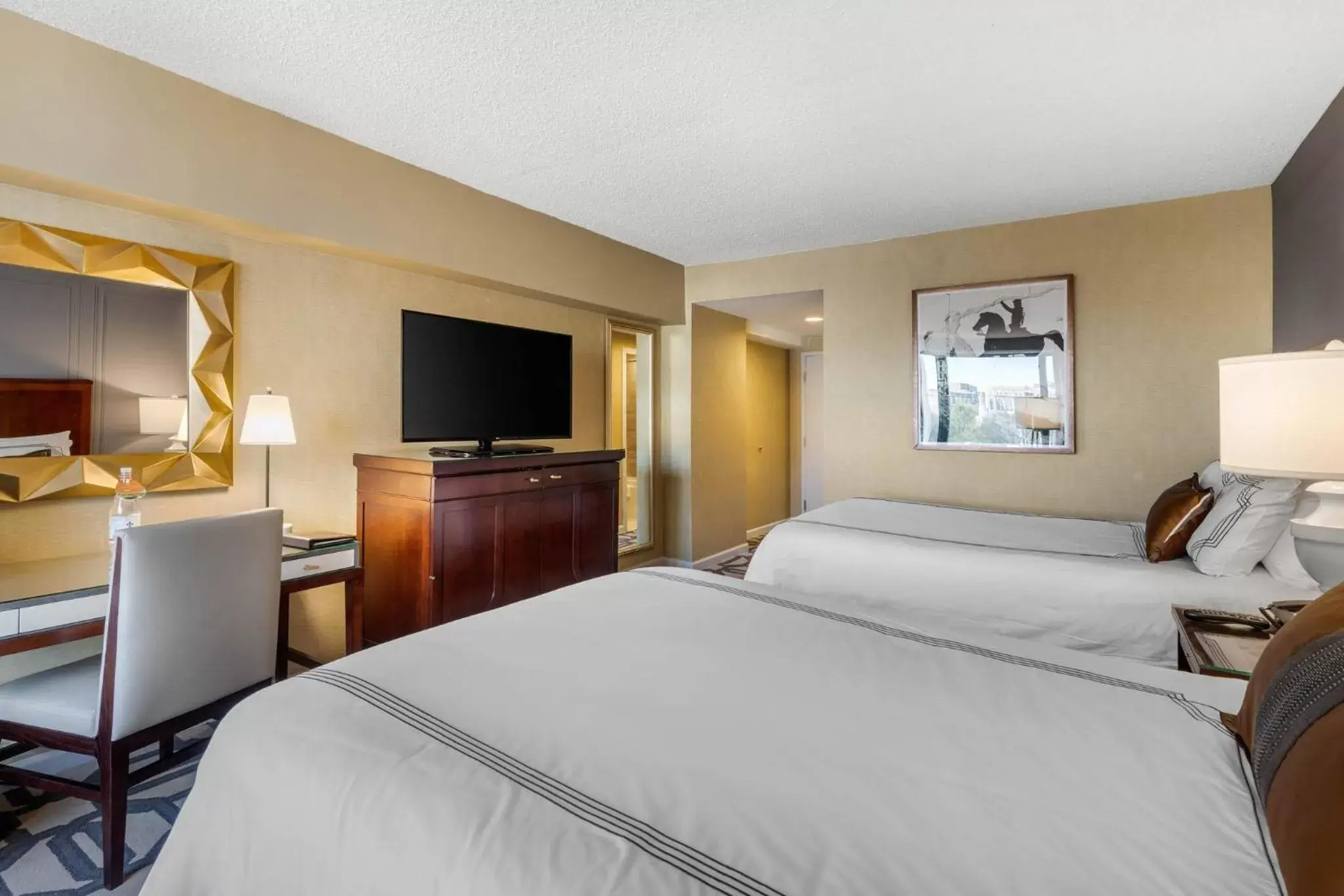 Photo of the whole room, Bed in Omni Richmond Hotel