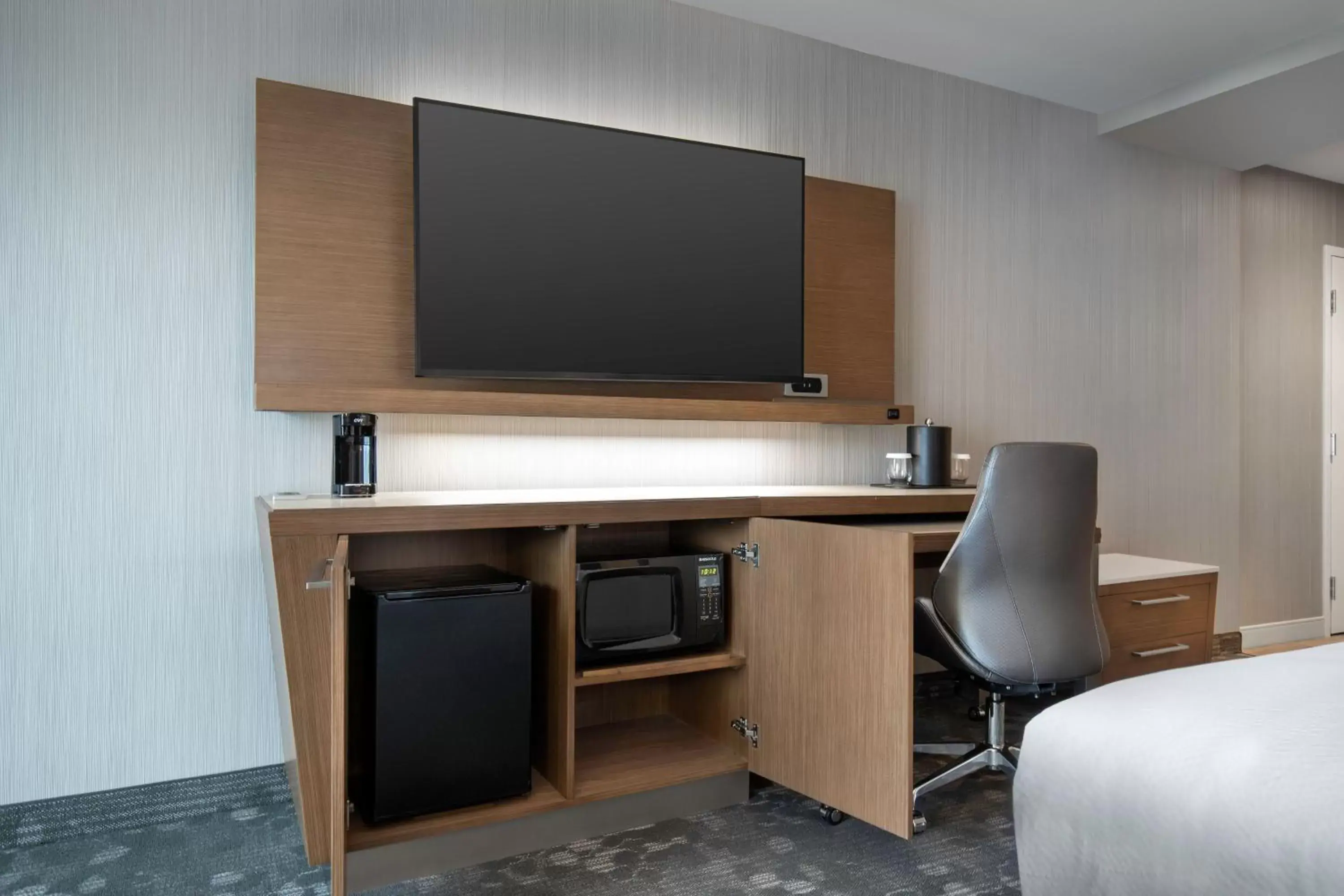 Photo of the whole room, TV/Entertainment Center in Courtyard by Marriott Nanaimo