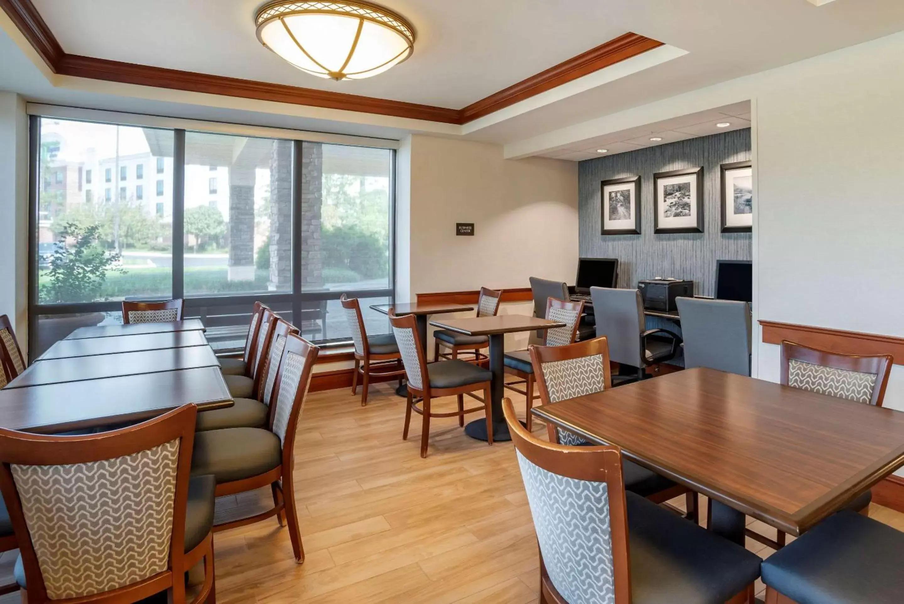 Restaurant/Places to Eat in Comfort Inn and Suites Newark