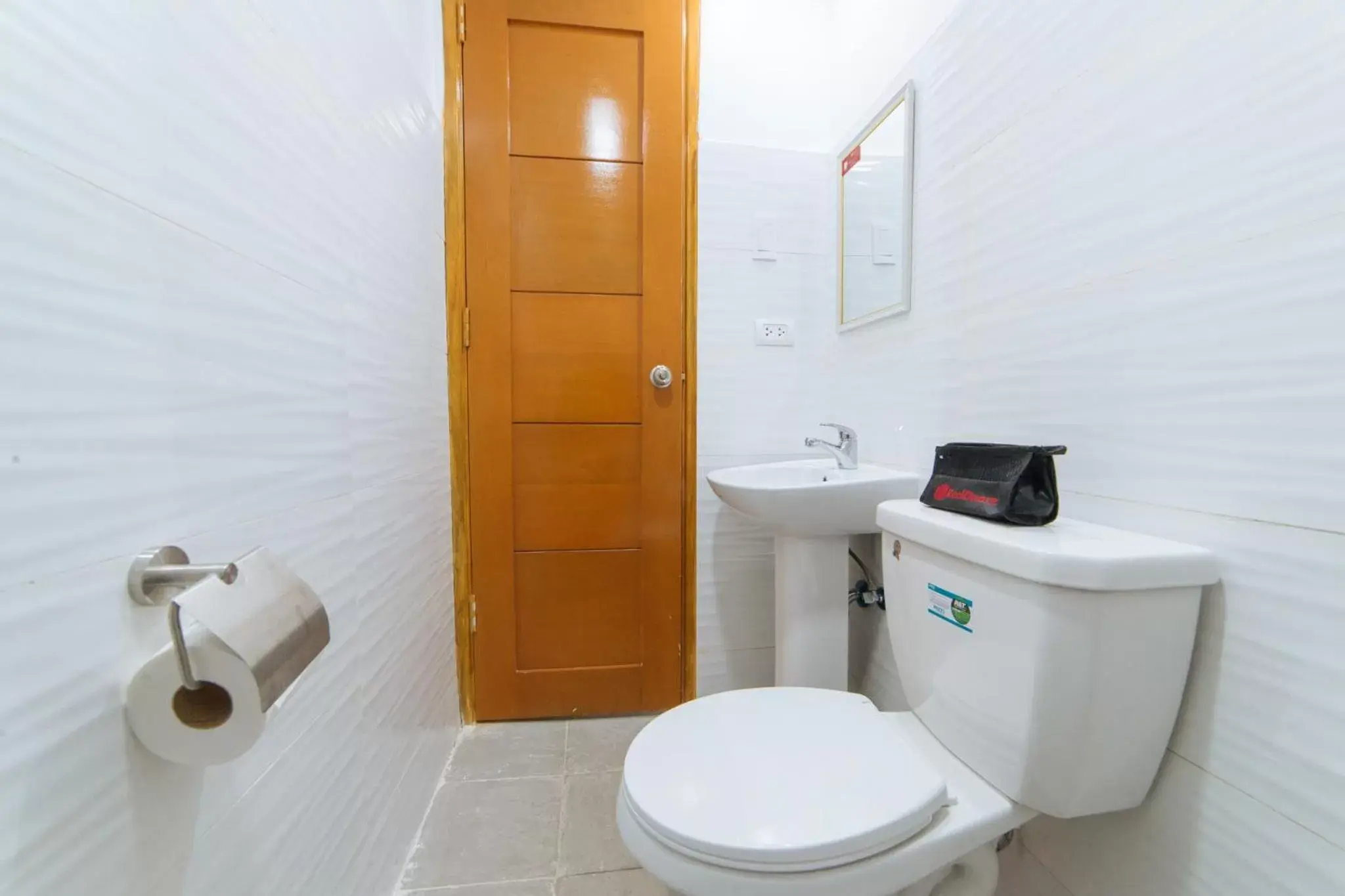 Toilet, Bathroom in RedDoorz @ DBuilders Bangkal Makati