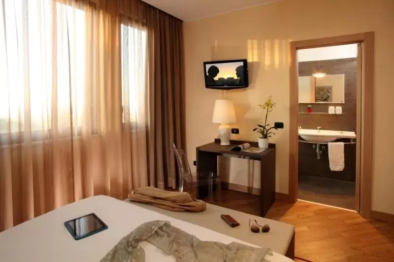 Bed, TV/Entertainment Center in Hotel & Spa Villa Mercede