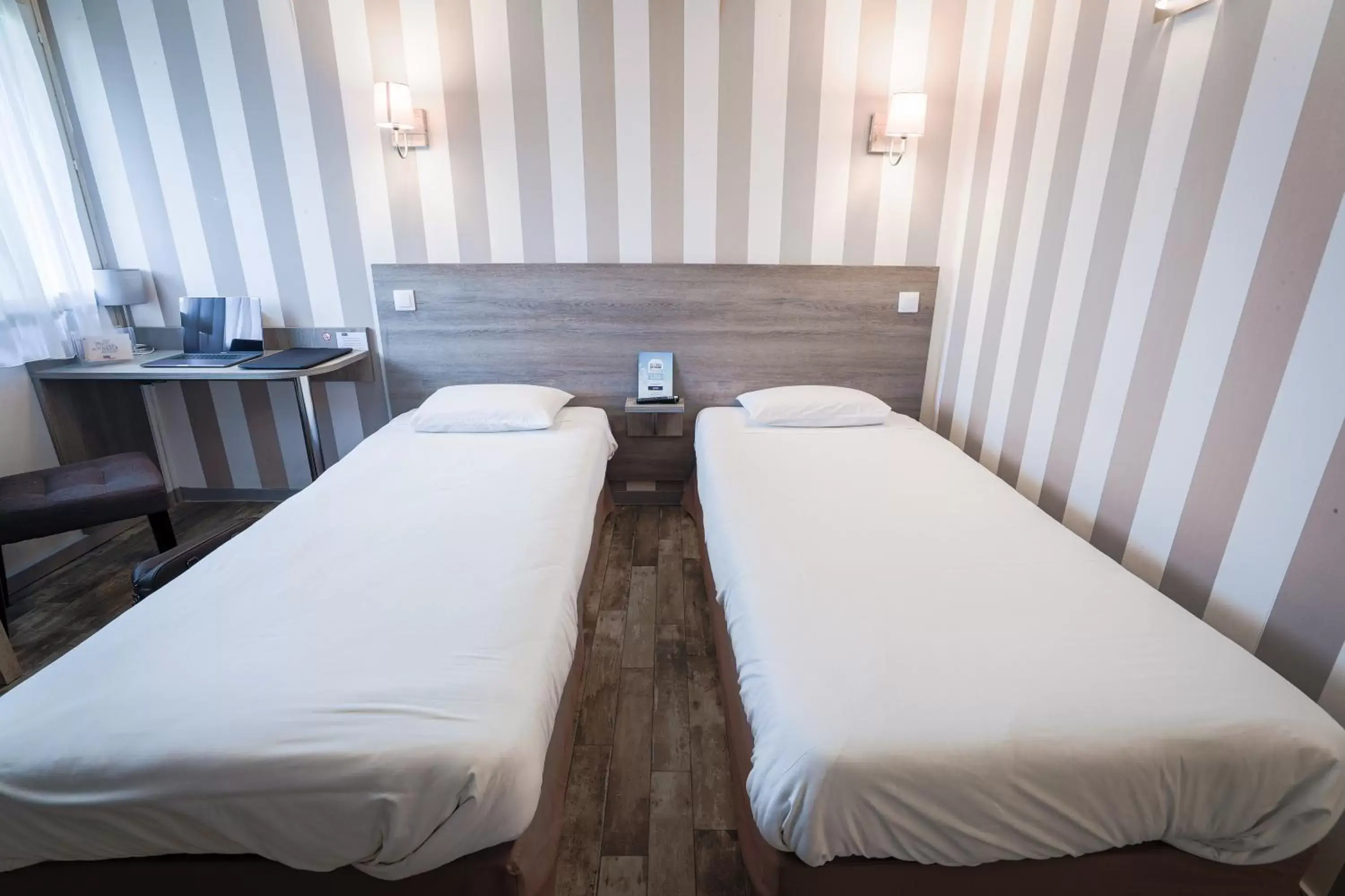 Bedroom, Bed in Kyriad Valenciennes Sud - Rouvignies