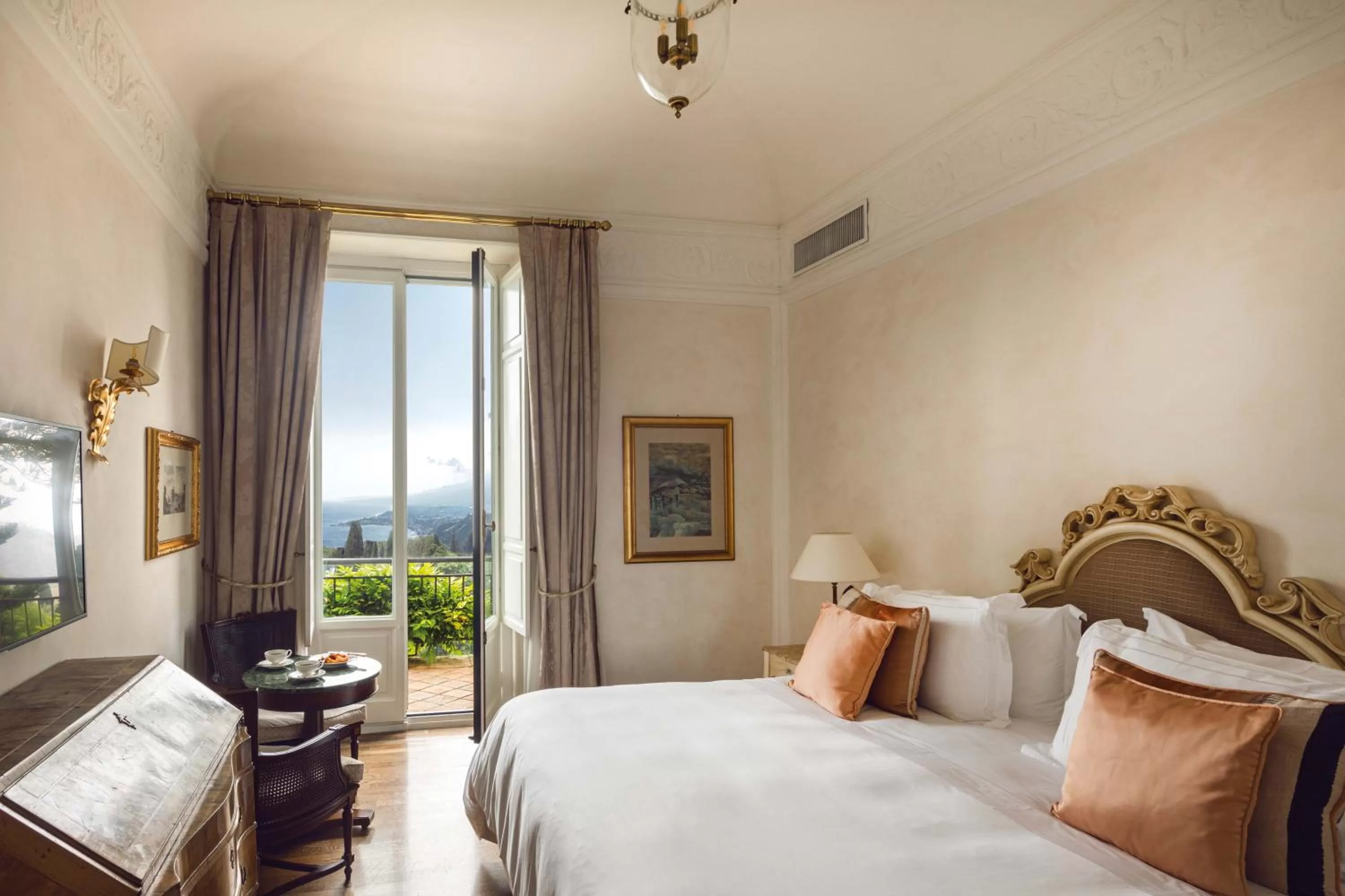 Bedroom, Bed in Grand Hotel Timeo, A Belmond Hotel, Taormina