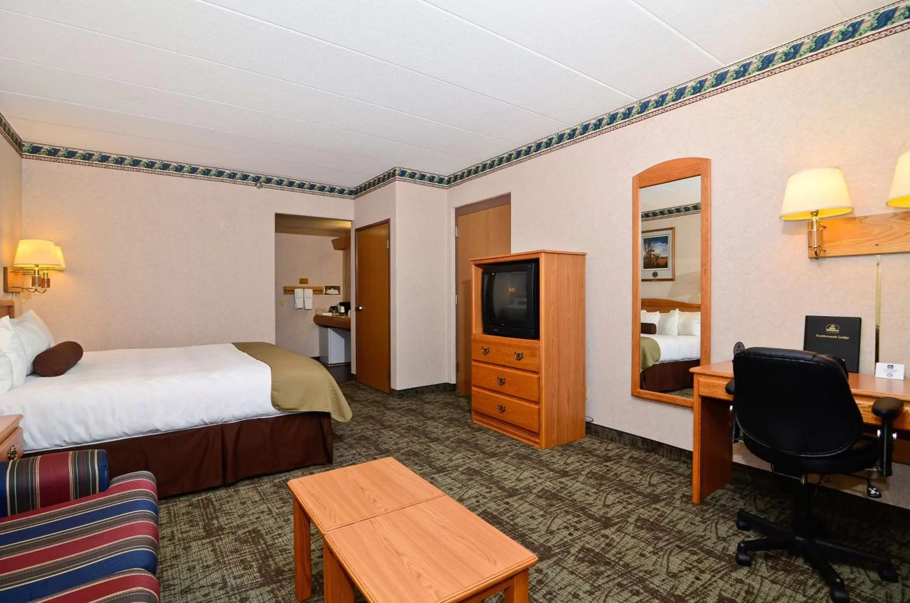 Photo of the whole room, TV/Entertainment Center in Best Western Northwoods Lodge