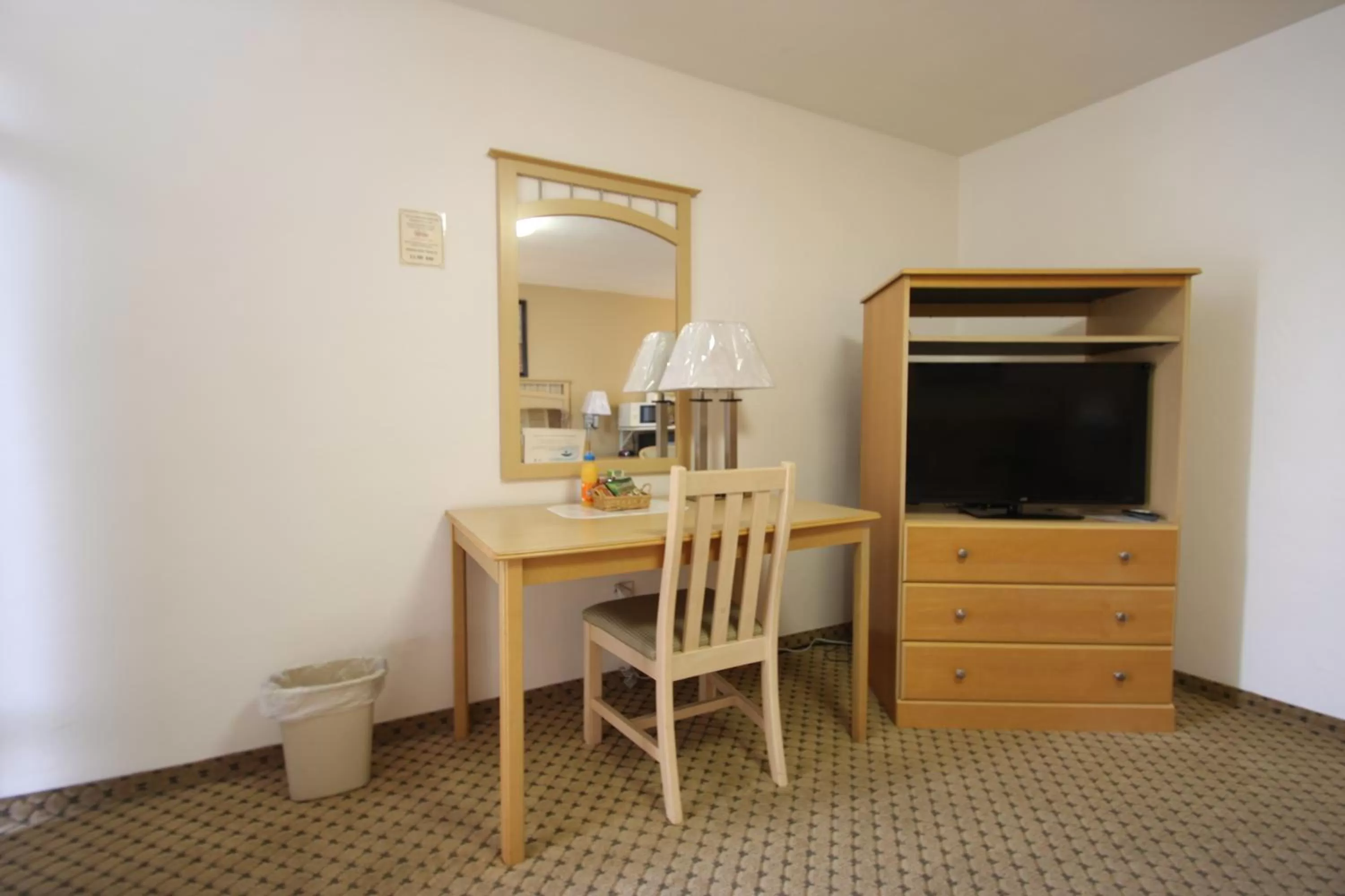 TV and multimedia, TV/Entertainment Center in Redwood Inn