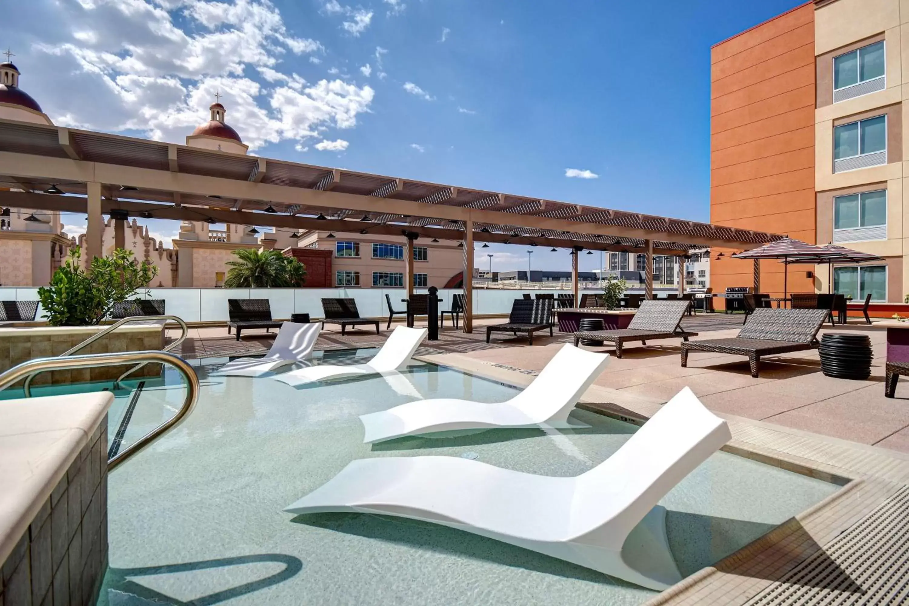 Property building, Swimming Pool in Home2 Suites By Hilton Tucson Downtown