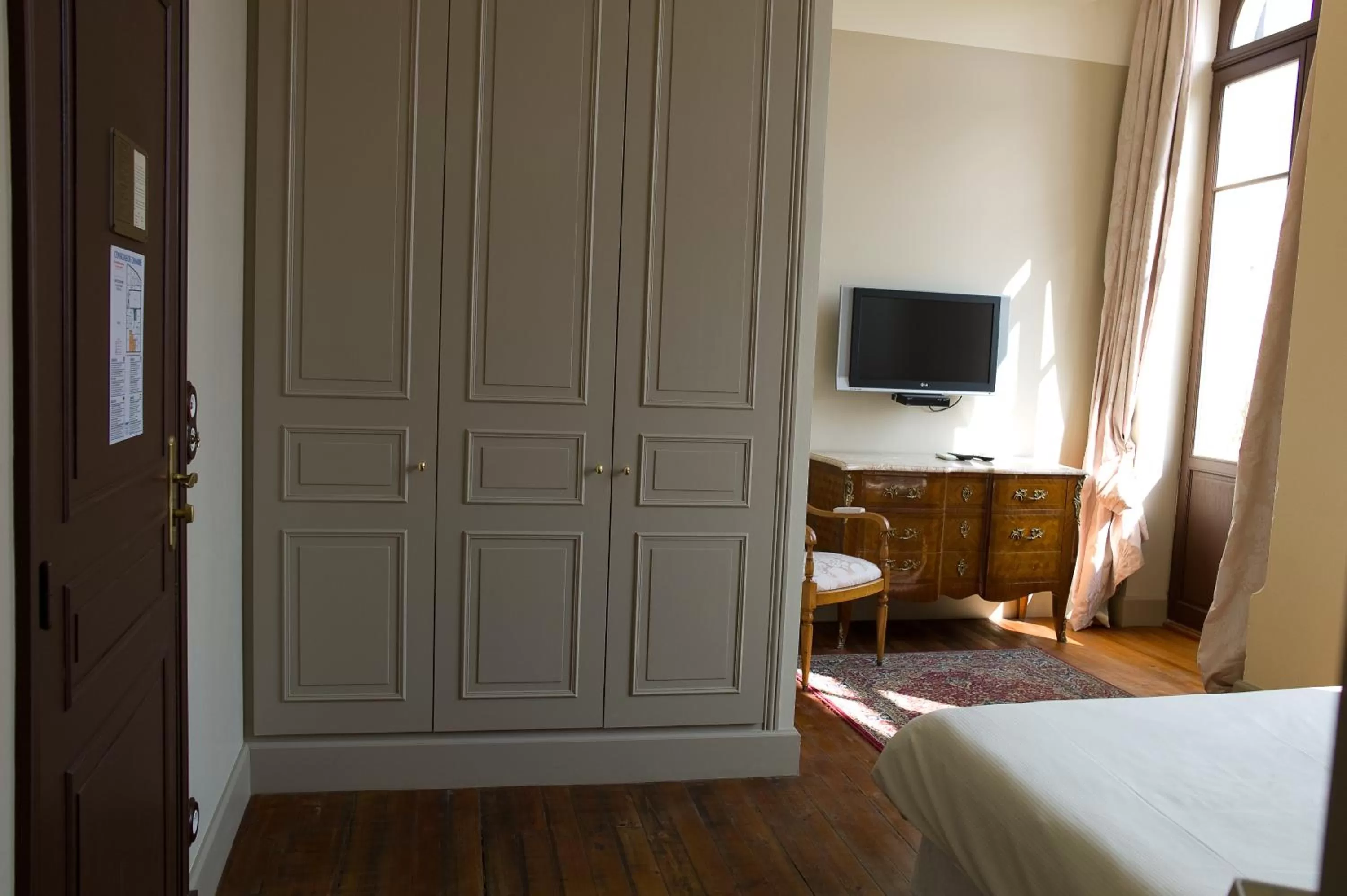 Bedroom, Bed in Hostellerie du Coq d'Or