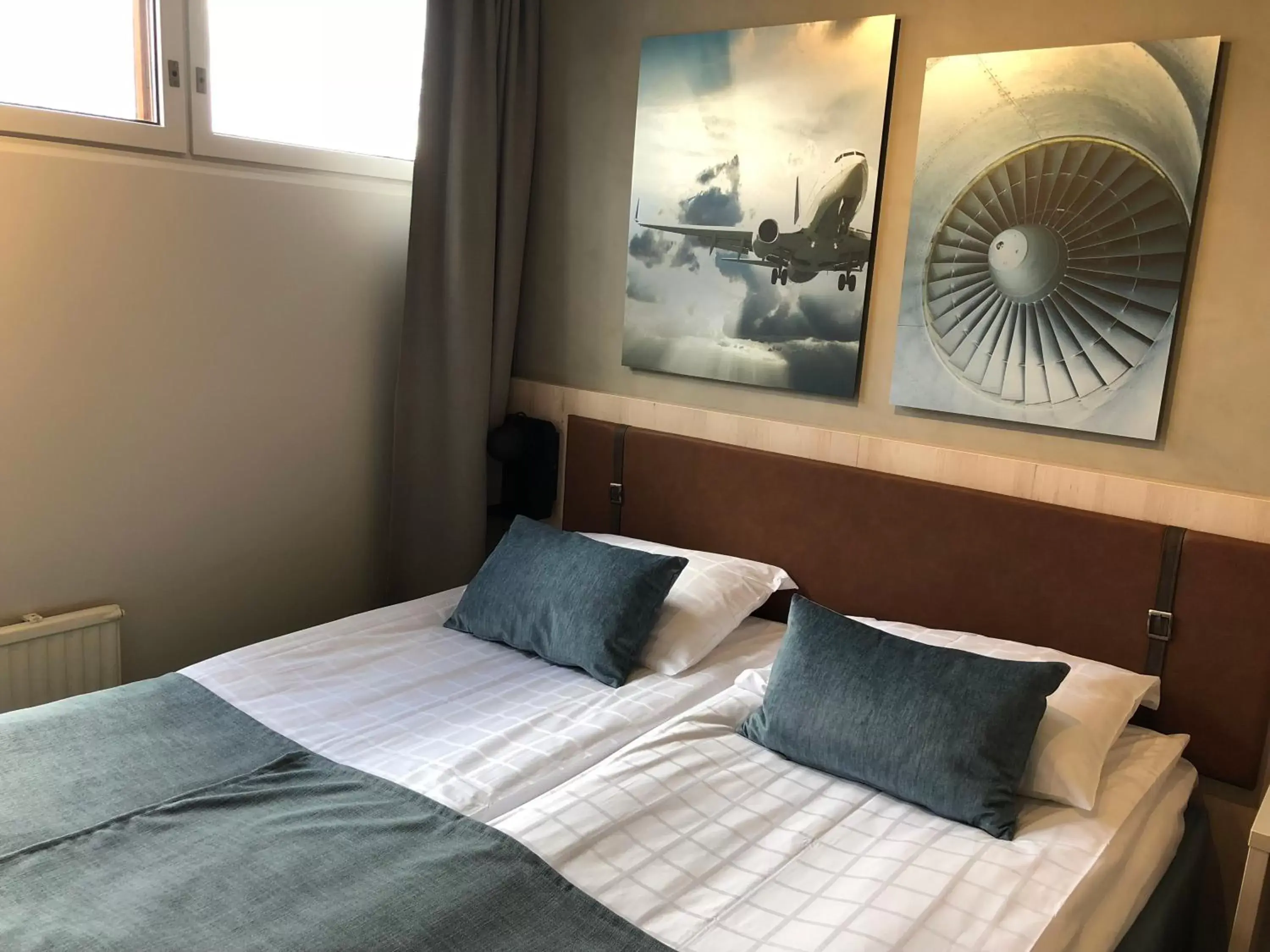 Bedroom, Bed in Pilot Airport Hotel