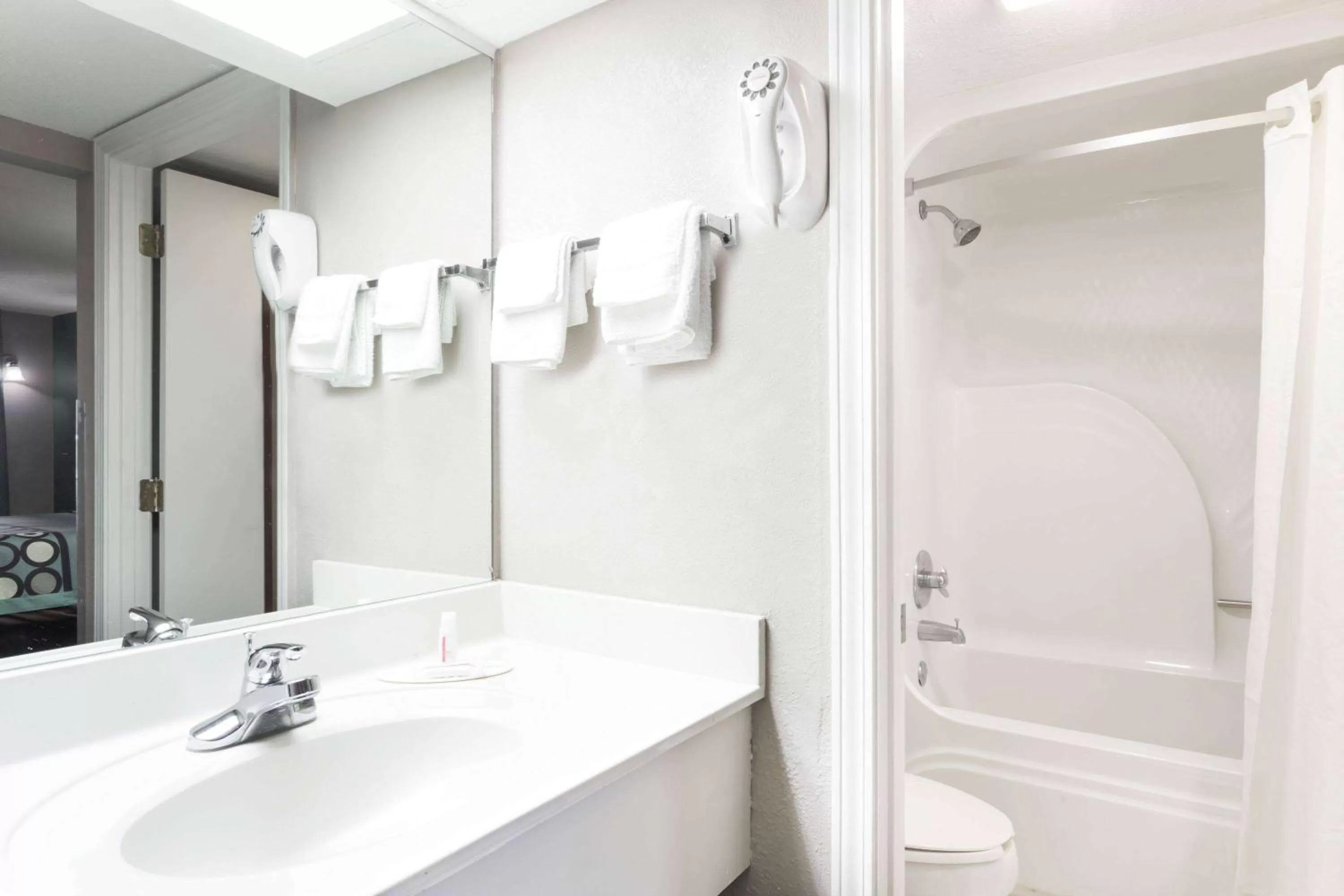 Photo of the whole room in Super 8 by Wyndham Marianna I-10