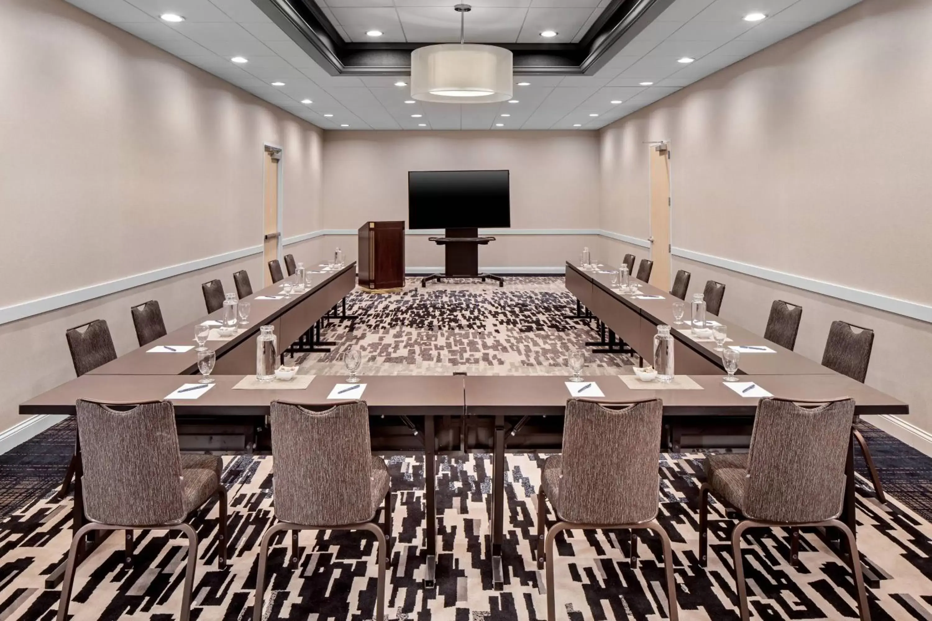 Meeting/conference room in Delta Hotels by Marriott Minneapolis Northeast