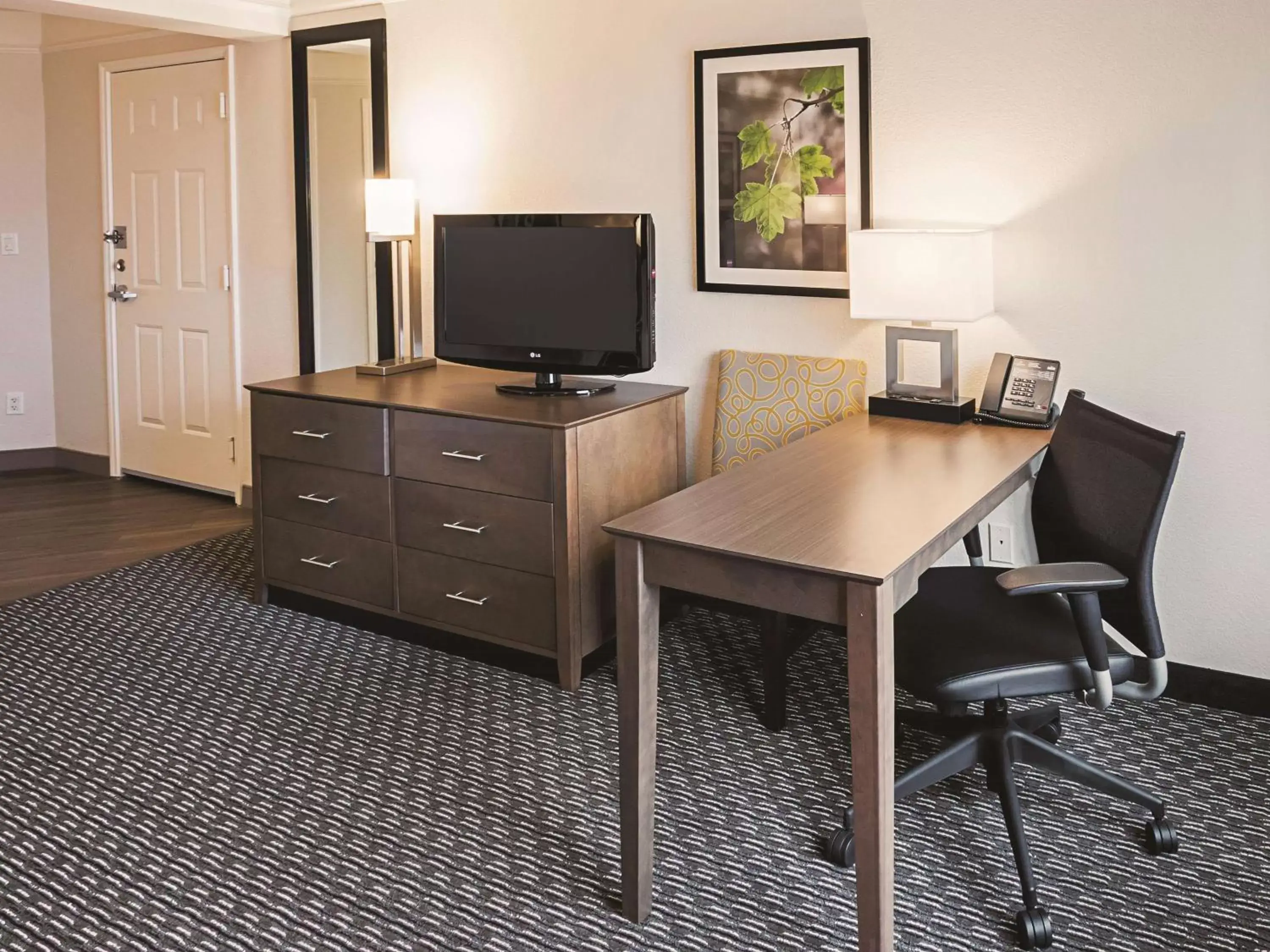 King Room with Bath Tub - Mobility/Hearing Accessible - Non-Smoking in La Quinta by Wyndham Fort Worth City View King Room with Bath Tub - Mobility/Hearing Accessible - Non-Smoking in La Quinta by Wyndham Fort Worth City View