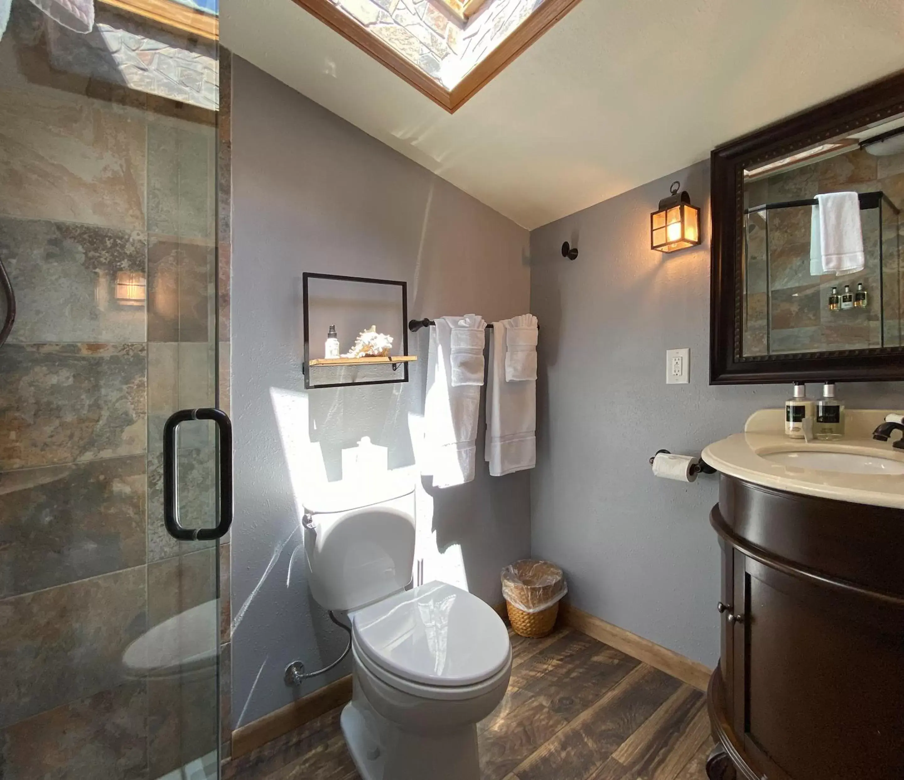 Bathroom in Romantic RiverSong Inn