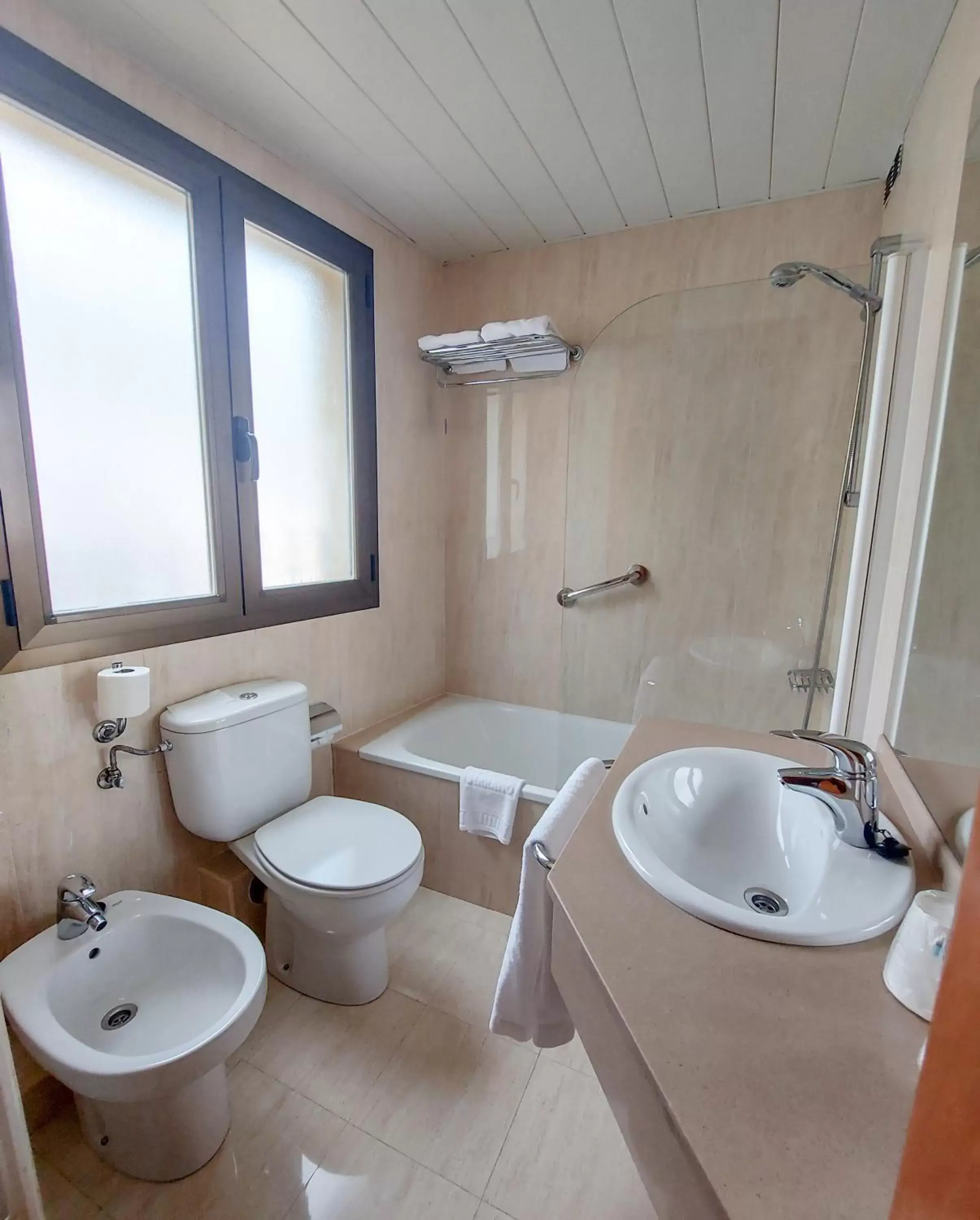 Bathroom in Riu Nere Mountain Hotel