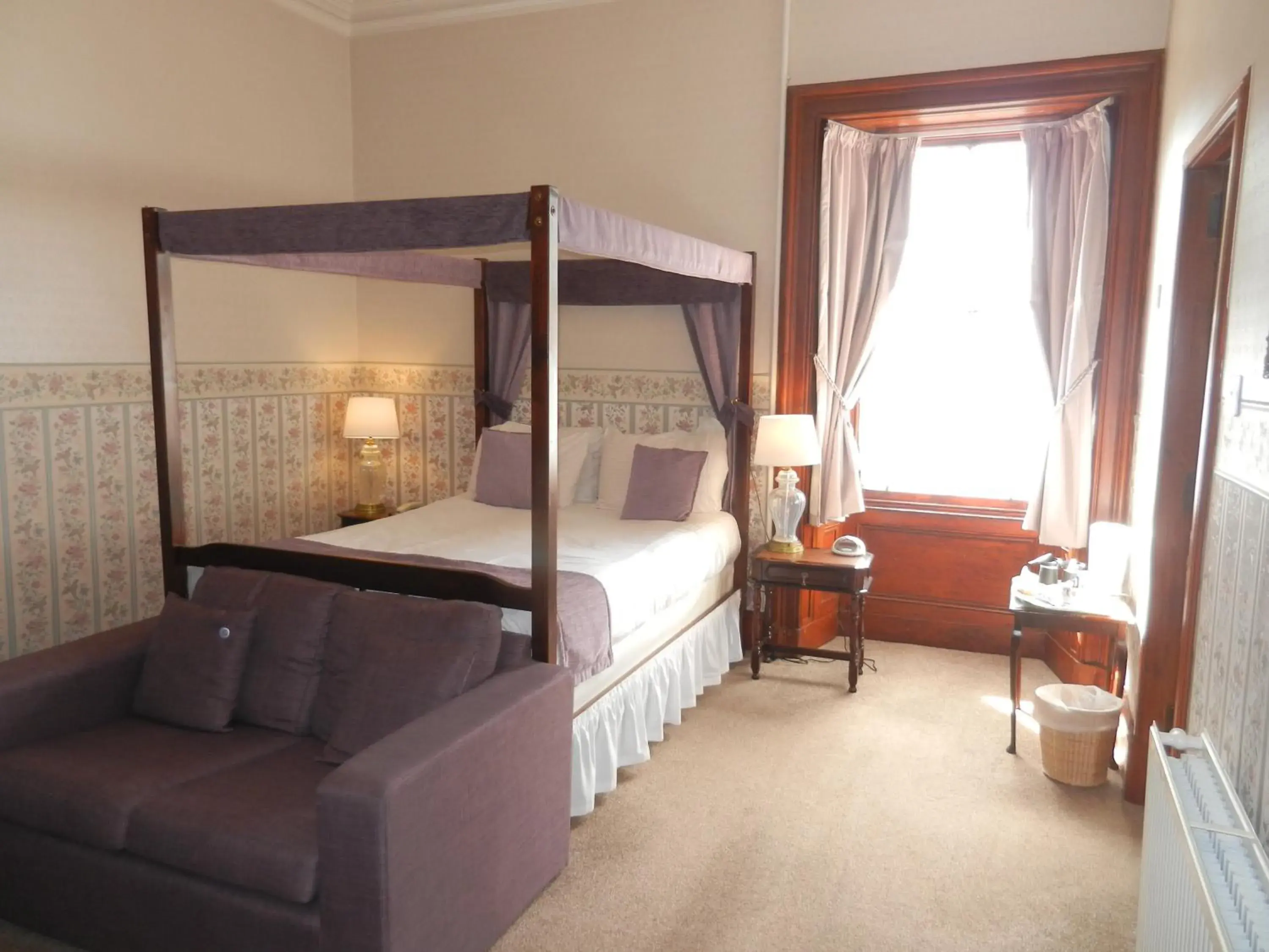 Bed in Mansfield Castle Hotel