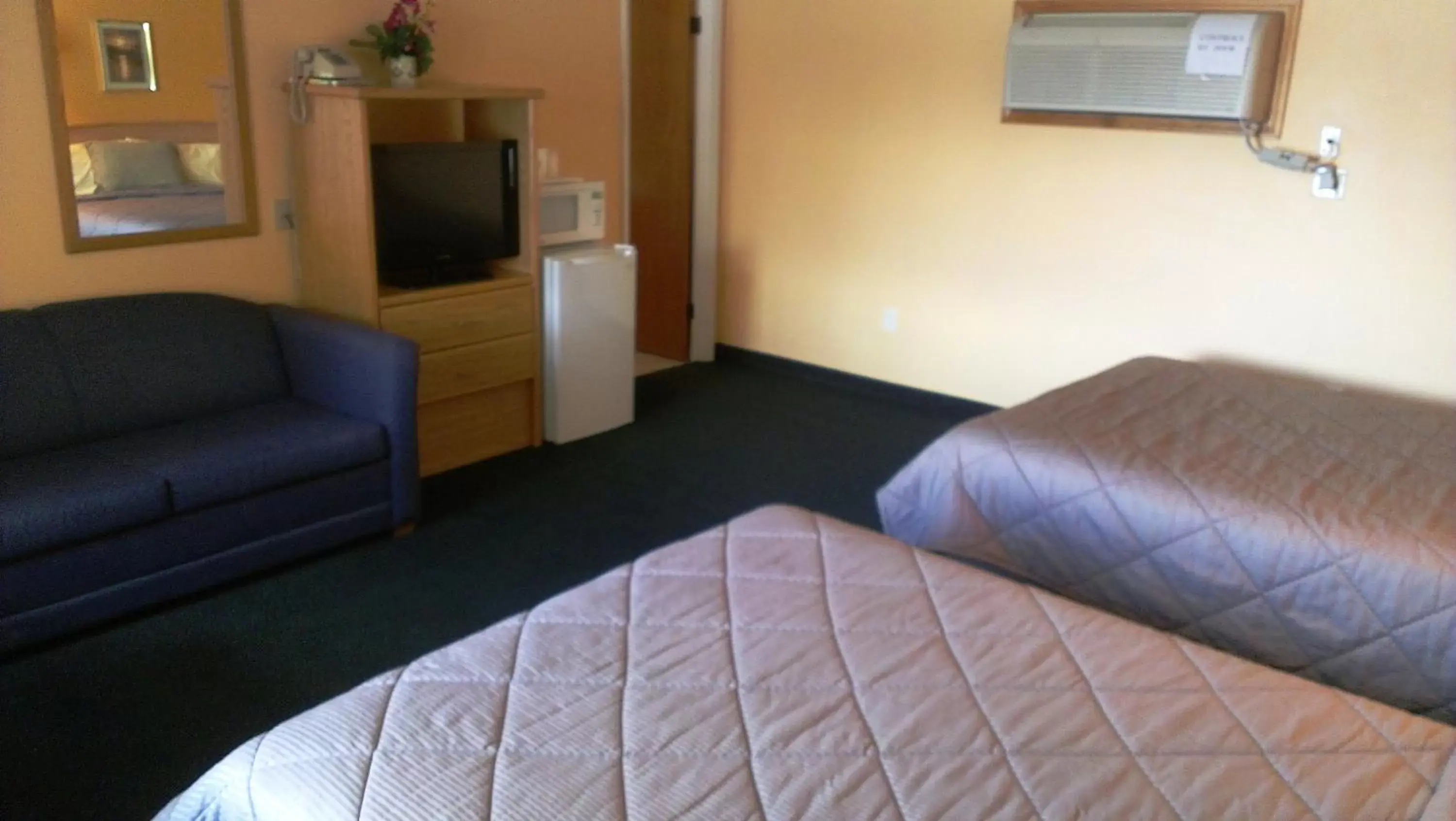 Photo of the whole room, Bed in Western Motel