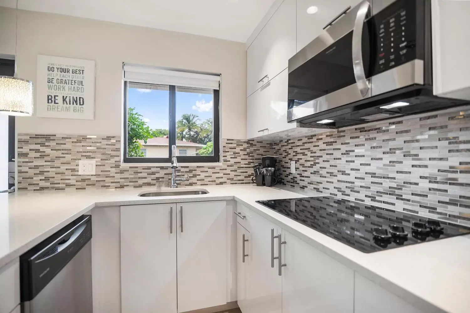 Kitchen or kitchenette, Kitchen/Kitchenette in Alani Bay Condos