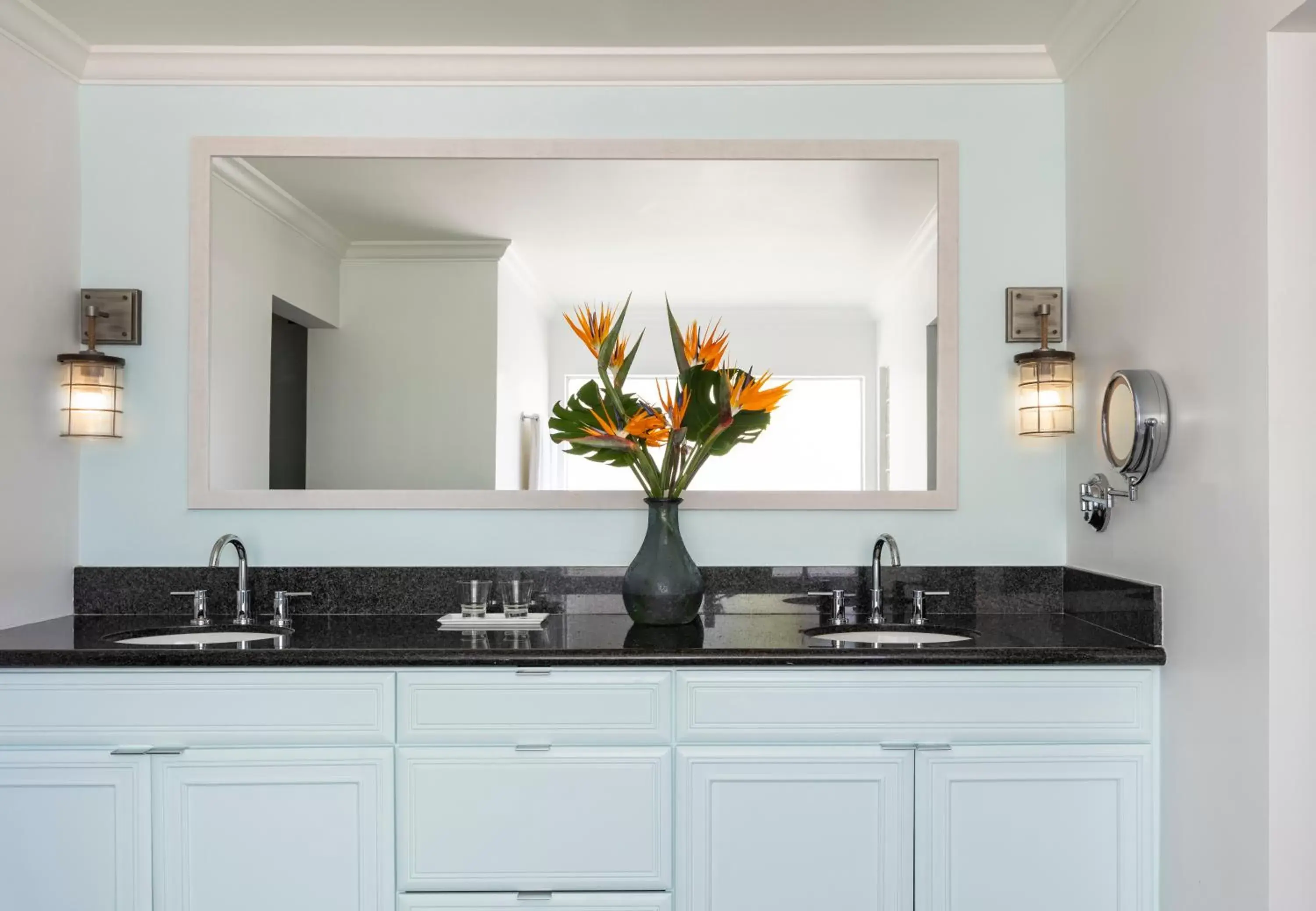 Bathroom, Kitchen/Kitchenette in Margaritaville Resort Palm Springs