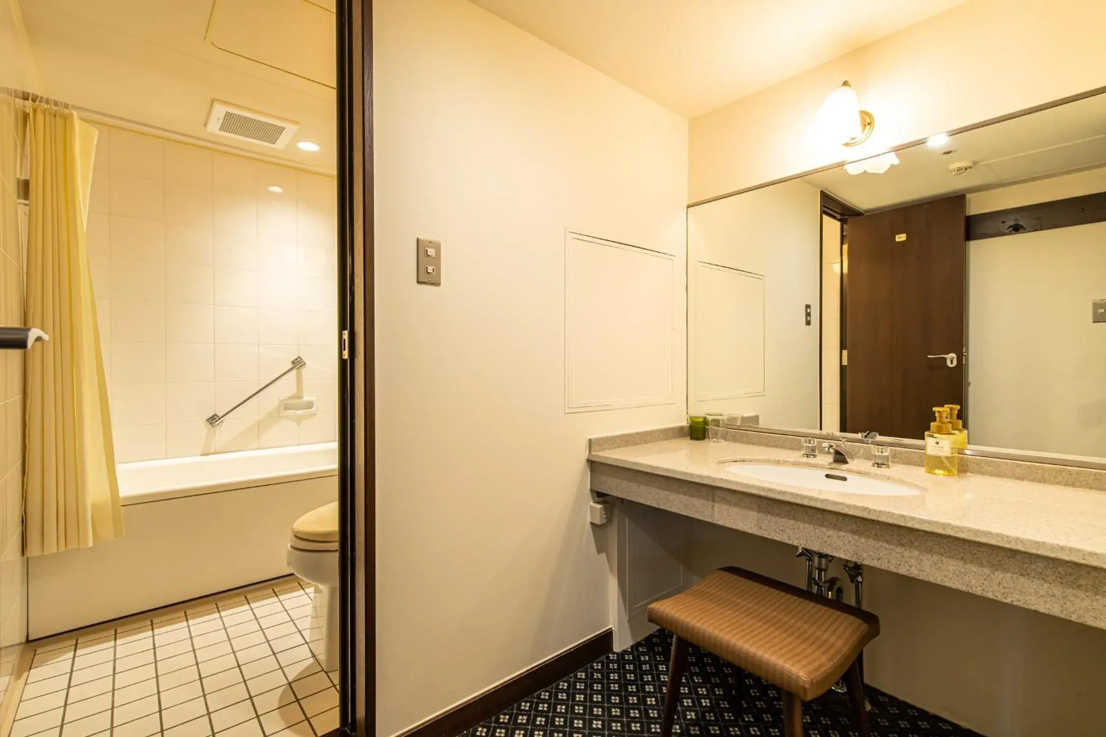 Bathroom in Kobe Tor Road Hotel Sanraku