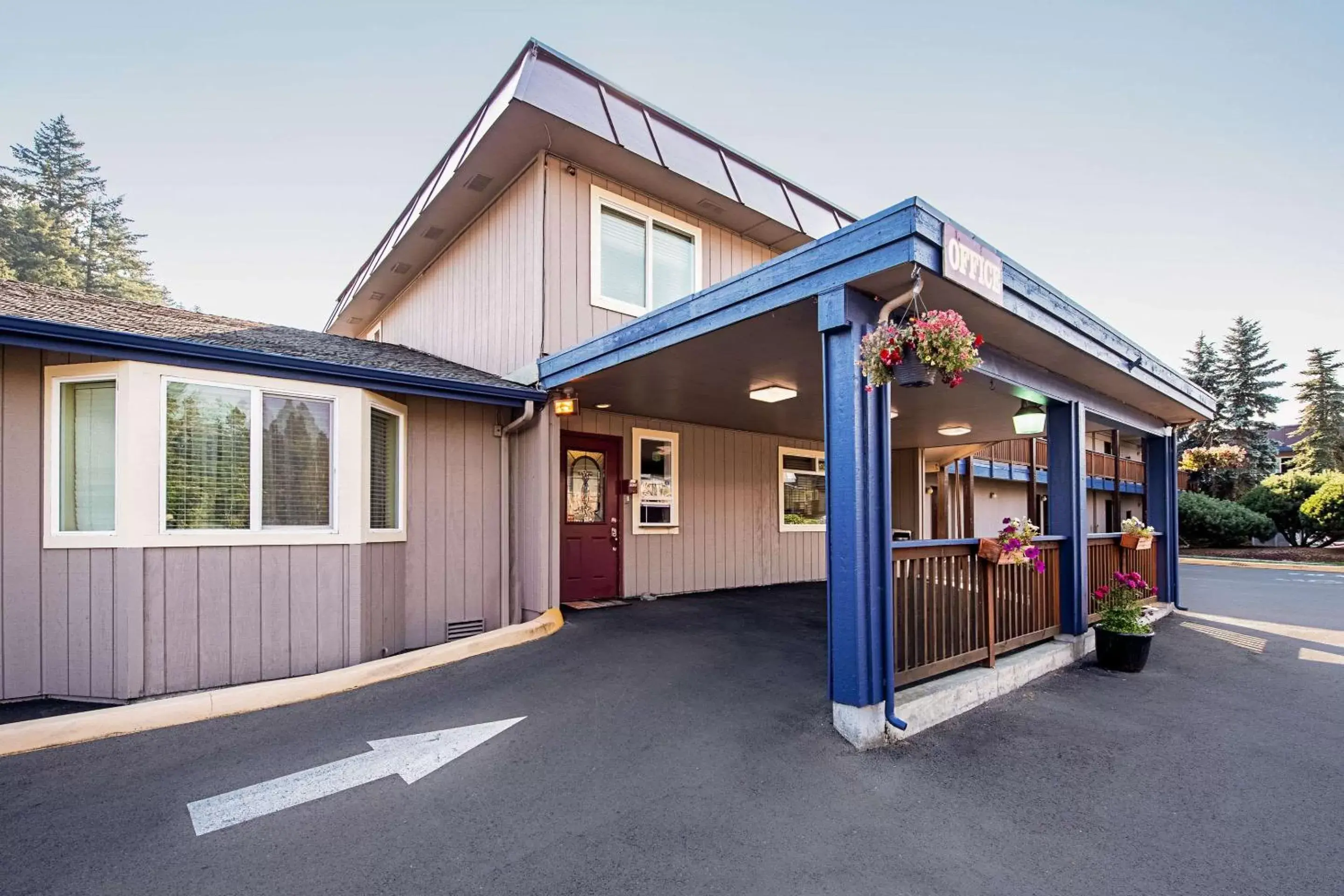 Property building in Rodeway Inn Enumclaw Mount Rainer-Crystal Mountain Area