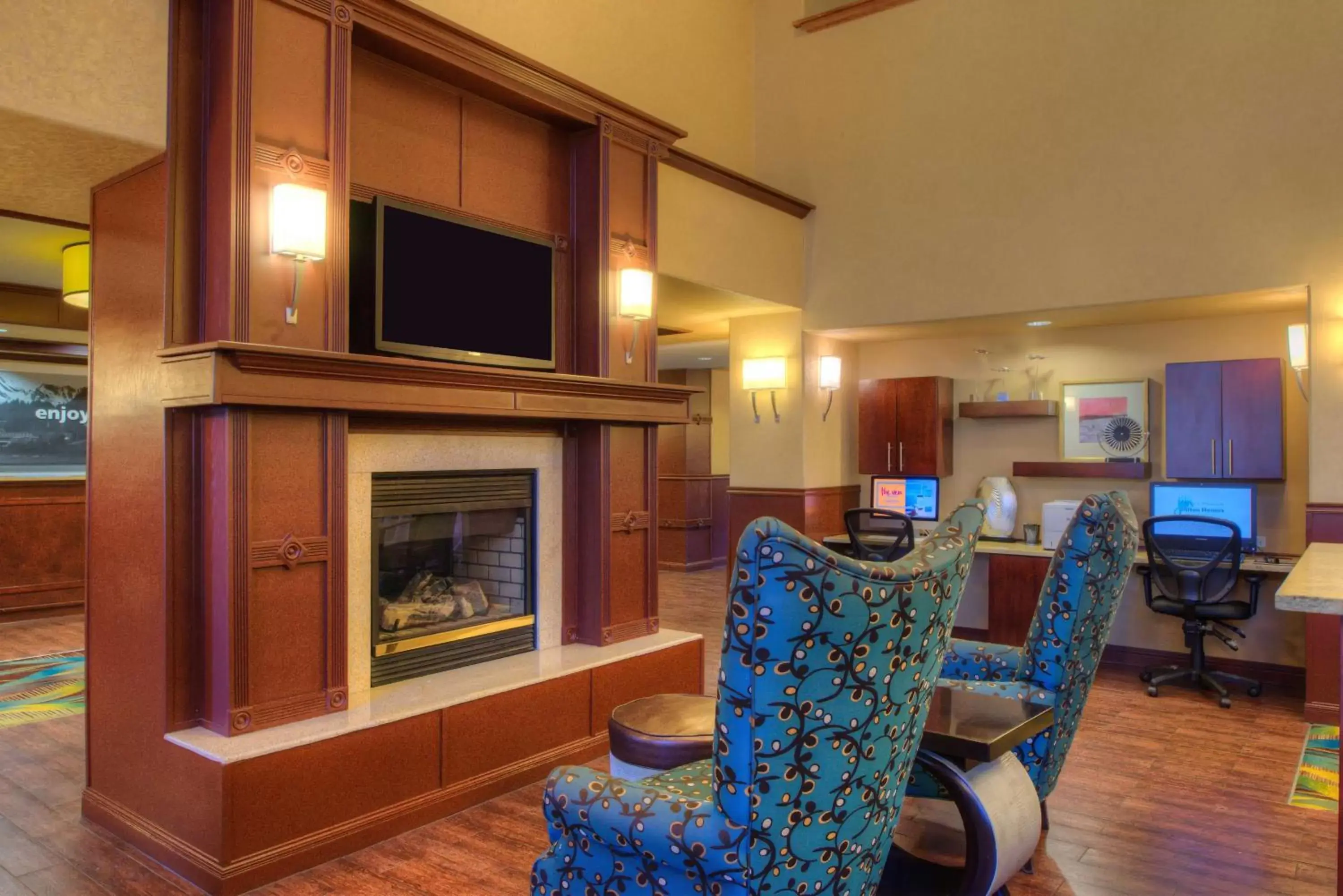 Lobby or reception, TV/Entertainment Center in Hampton Inn & Suites Ontario