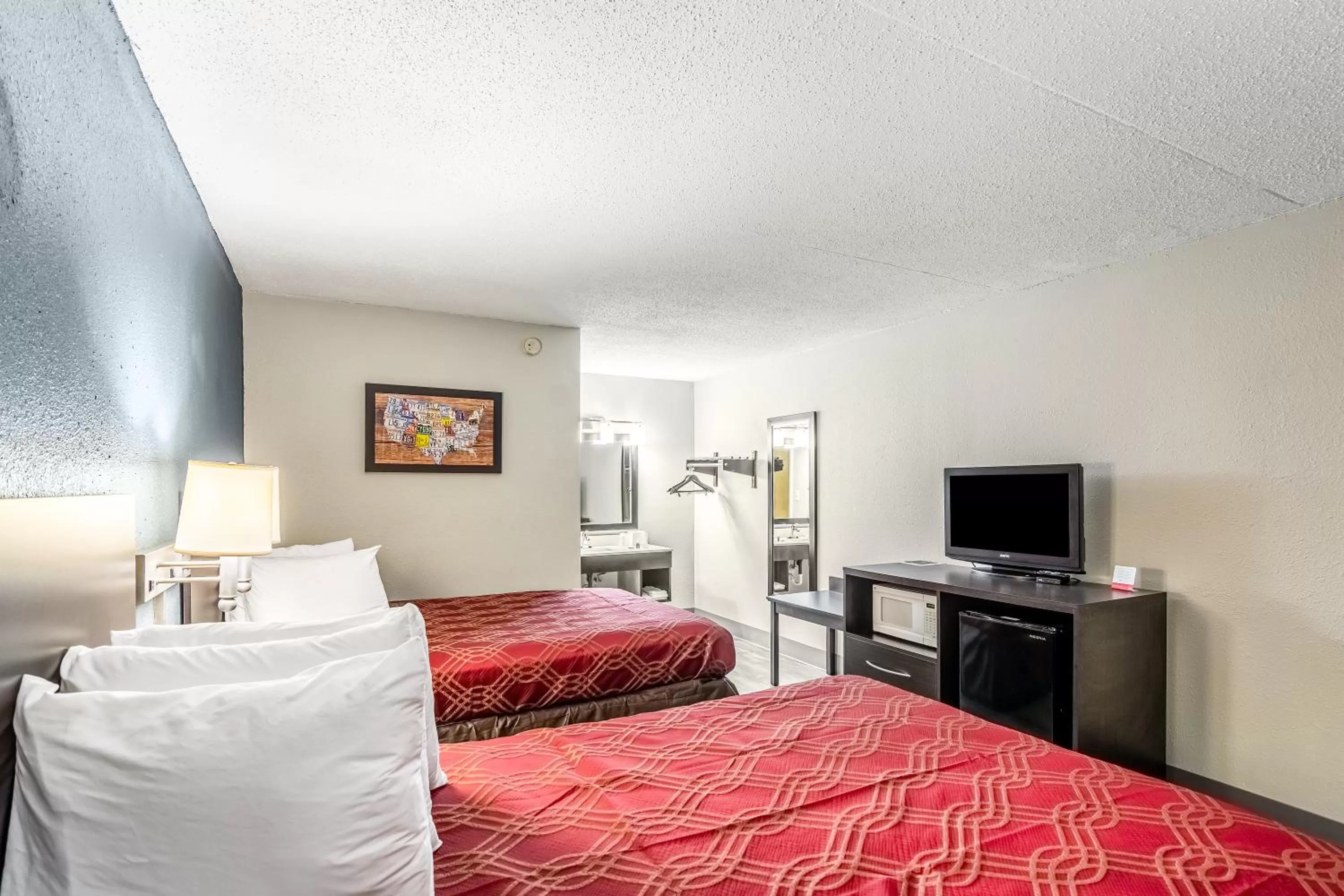 Photo of the whole room in Econo Lodge