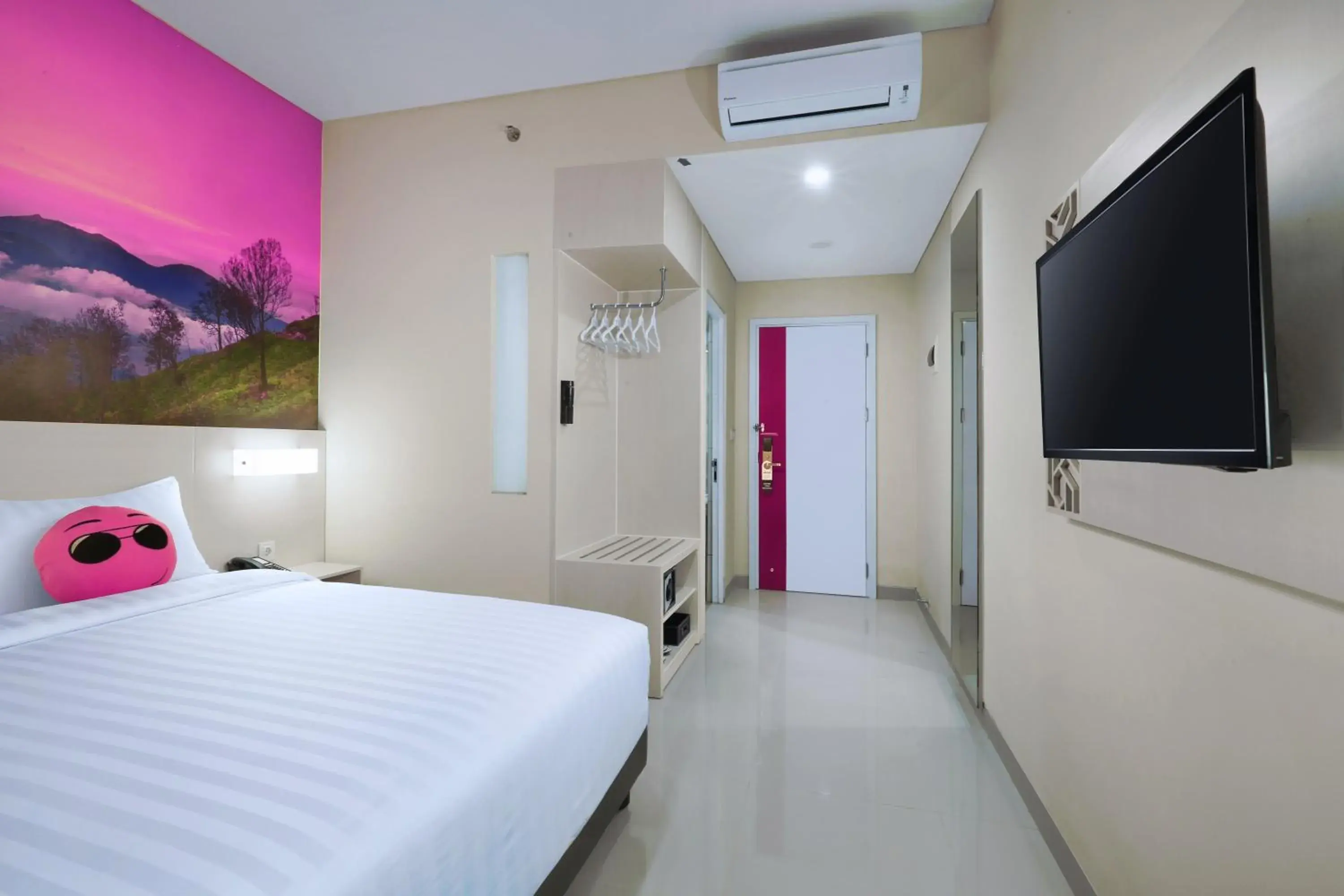 Bedroom, TV/Entertainment Center in favehotel Tlogomas Malang