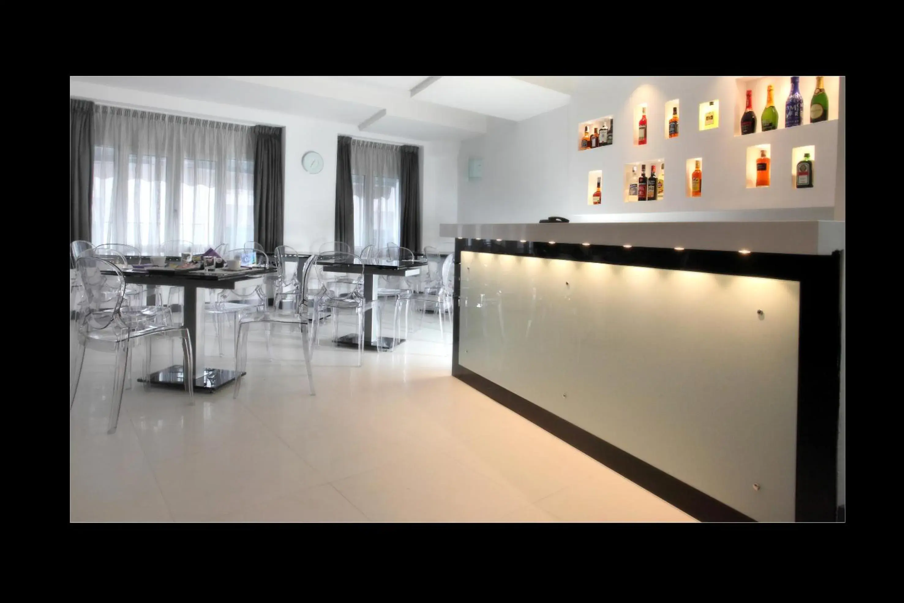Lounge or bar, Kitchen/Kitchenette in Golden Hotel