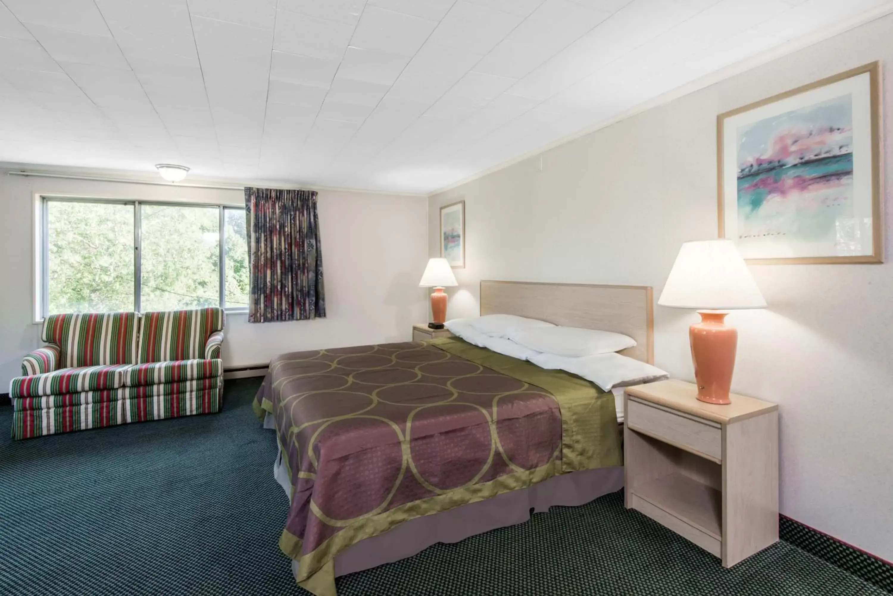 Deluxe King Room - Non-Smoking in Super 8 by Wyndham W Yarmouth Hyannis/Cape Cod