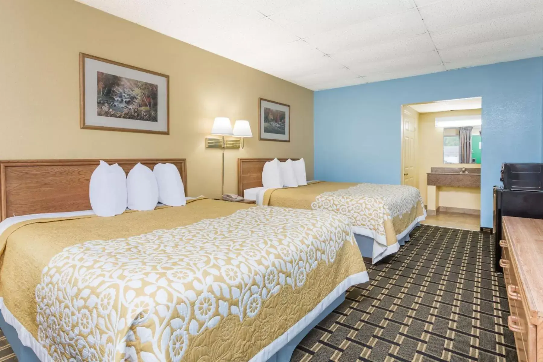 Bed in Days Inn by Wyndham Clayton