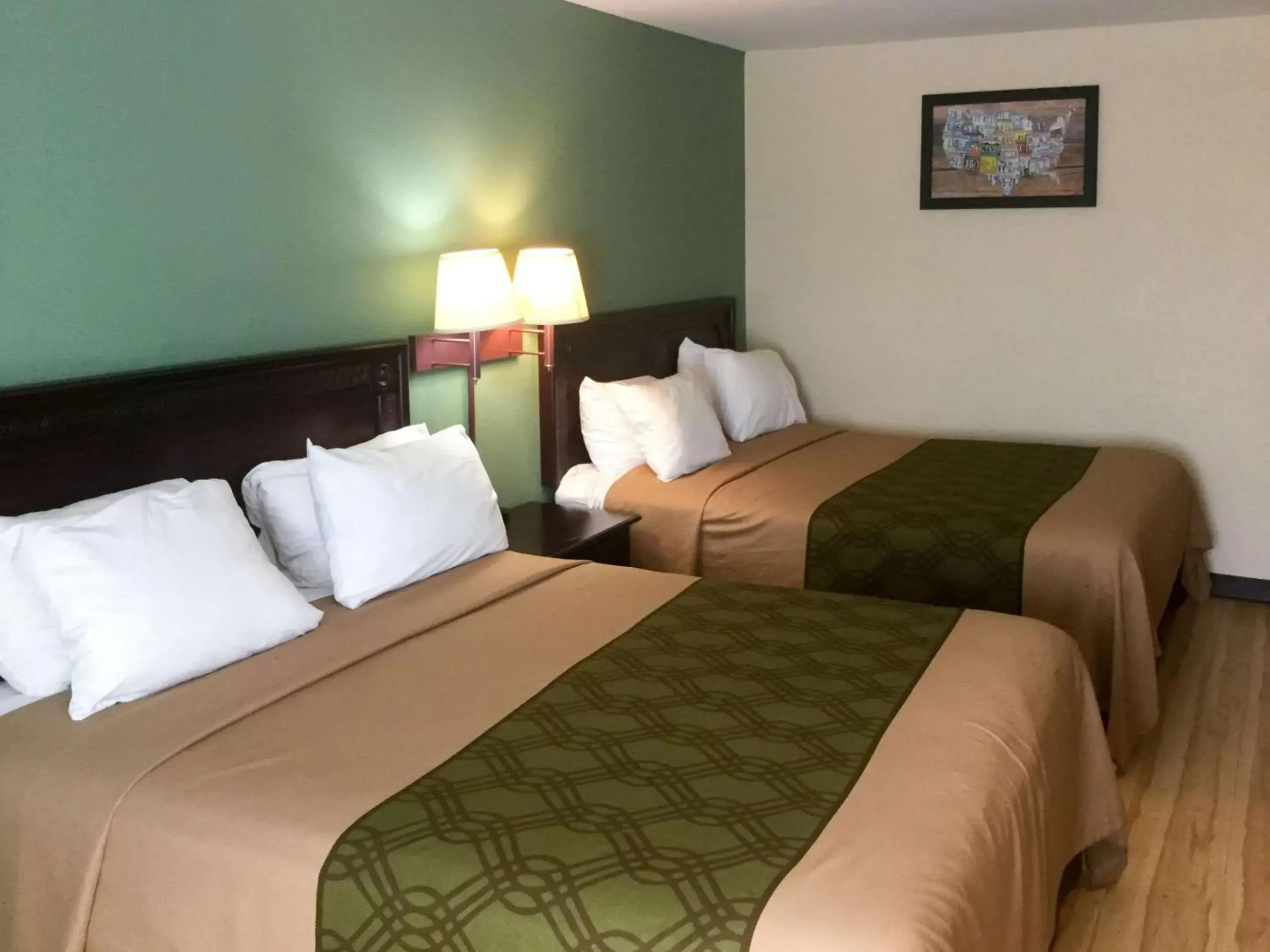 Photo of the whole room, Bed in Econo Lodge Harrisburg - Hershey