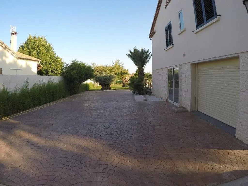 Parking in HISTOIRE D'Ô - Les Piscines - Chambres d'hôtes