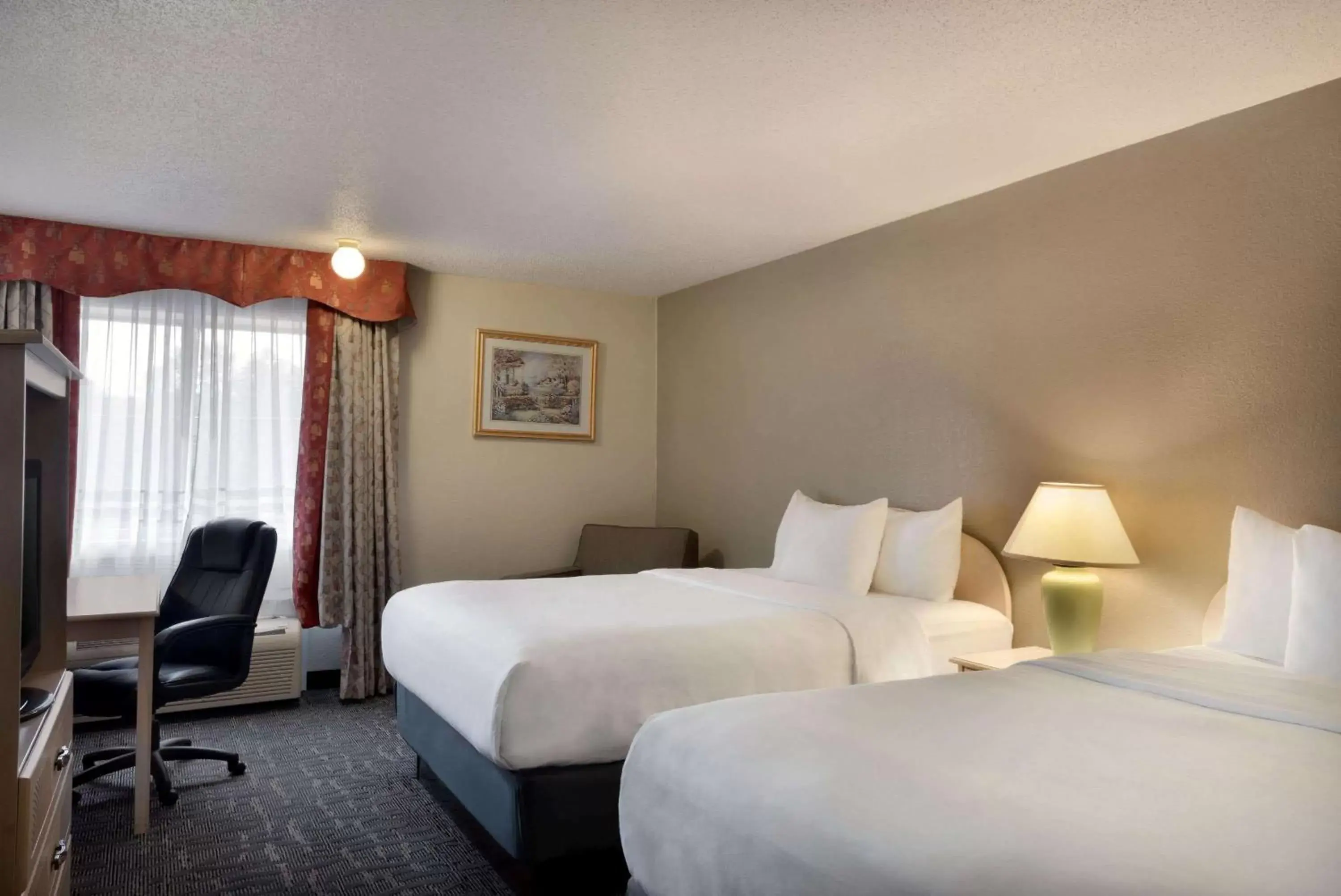 Photo of the whole room, Bed in Baymont by Wyndham Des Moines North
