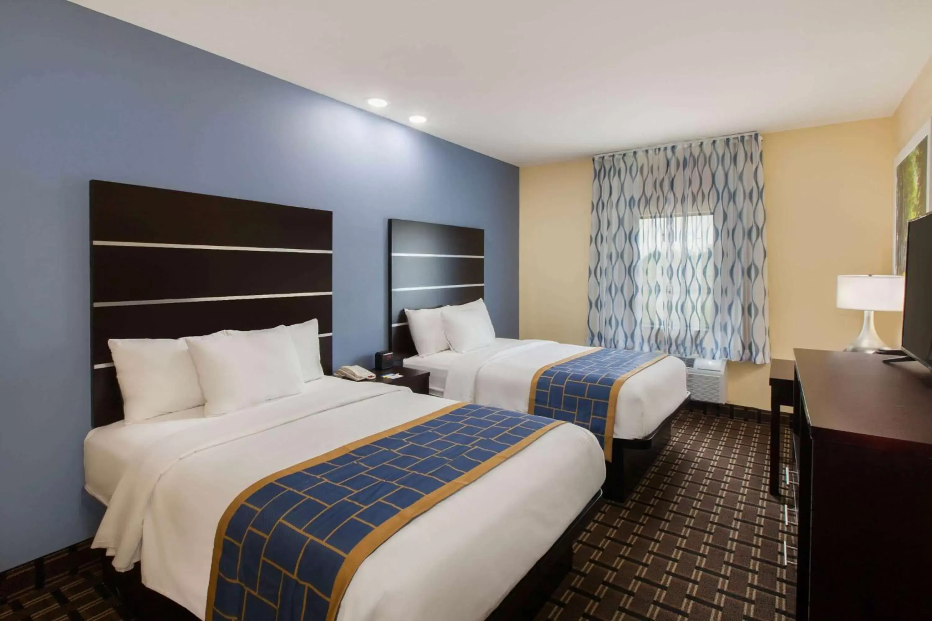 Photo of the whole room, Bed in Days Inn by Wyndham Baton Rouge Airport