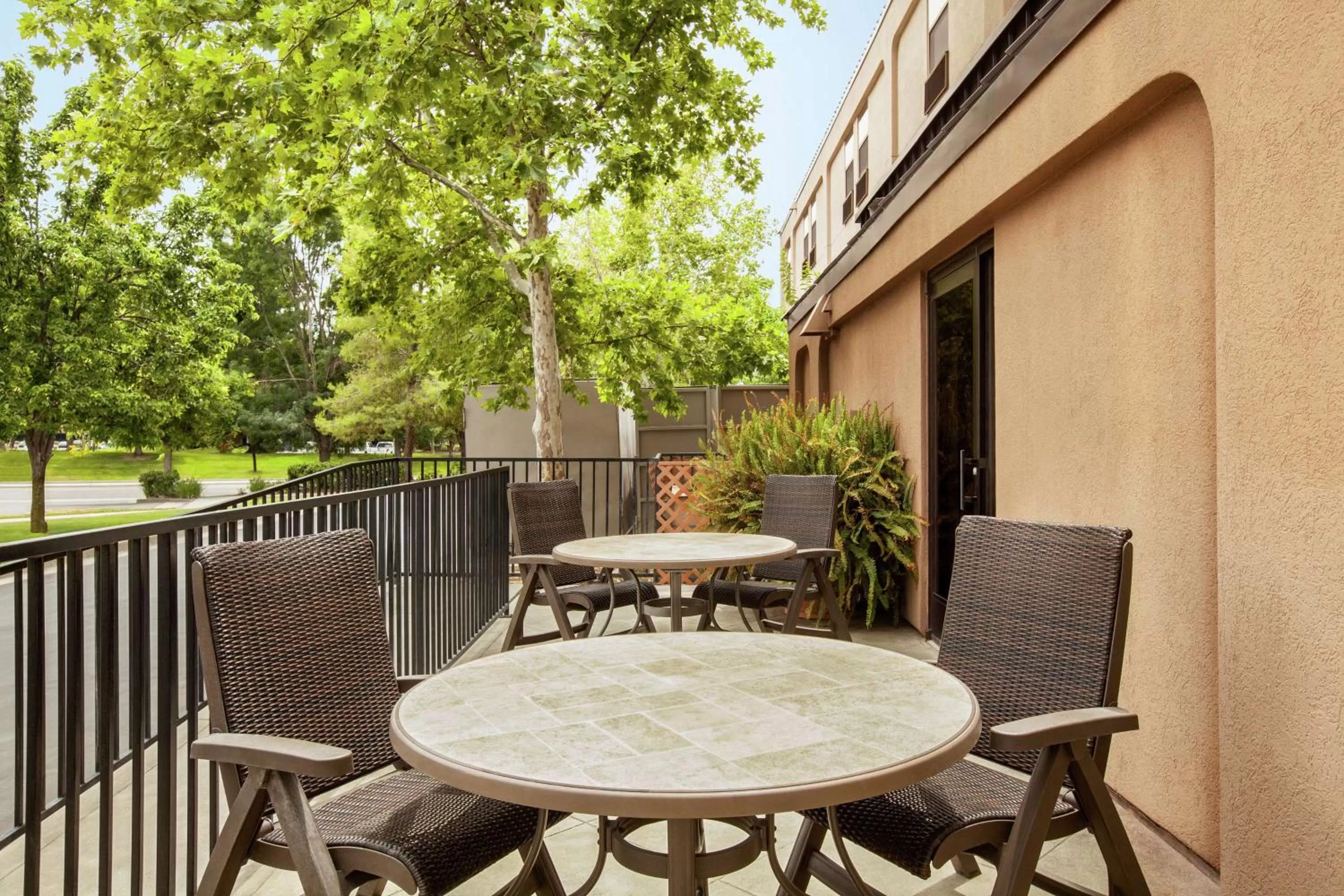 Patio in Hampton Inn Sacramento/Rancho Cordova
