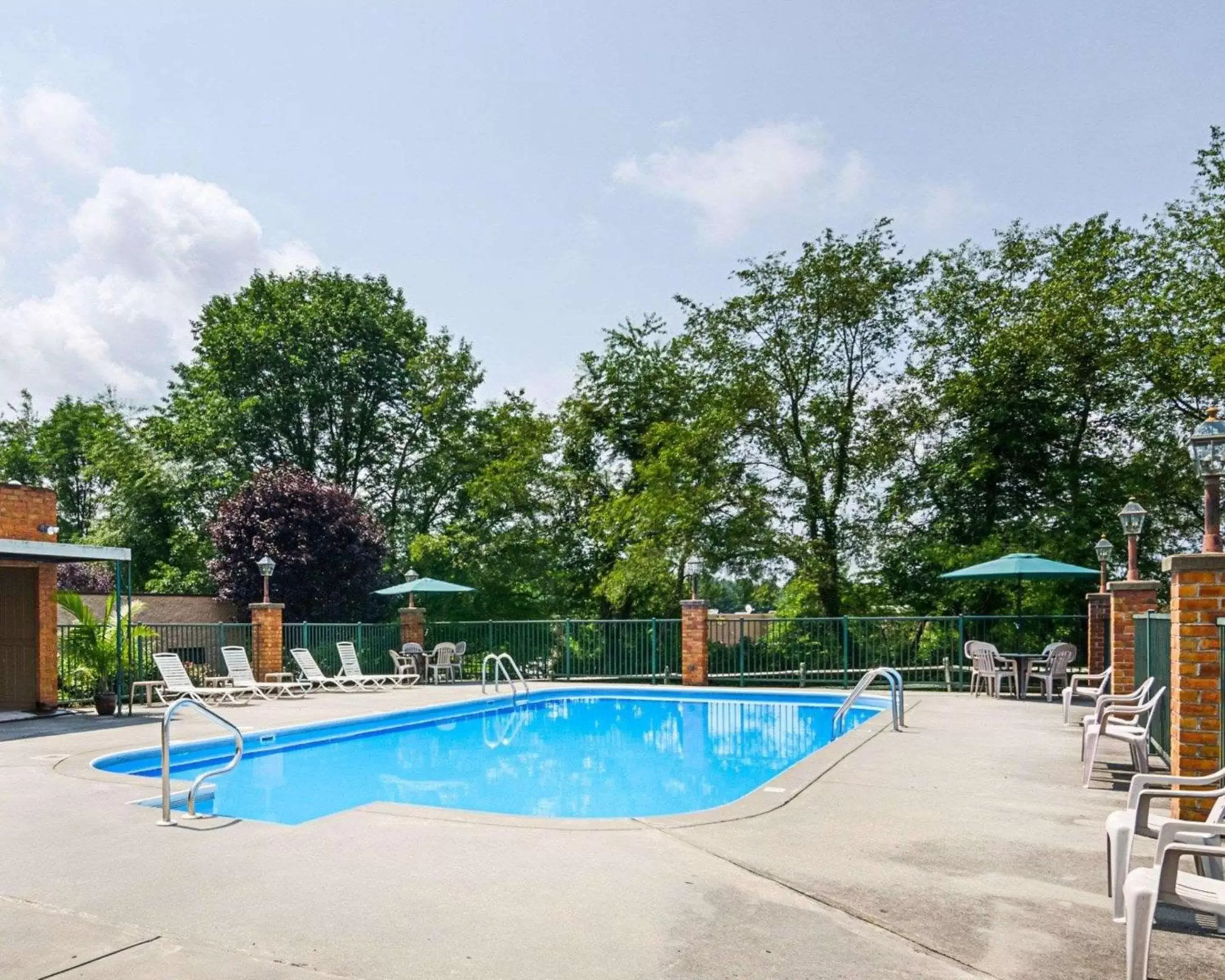 Swimming Pool in Quality Inn