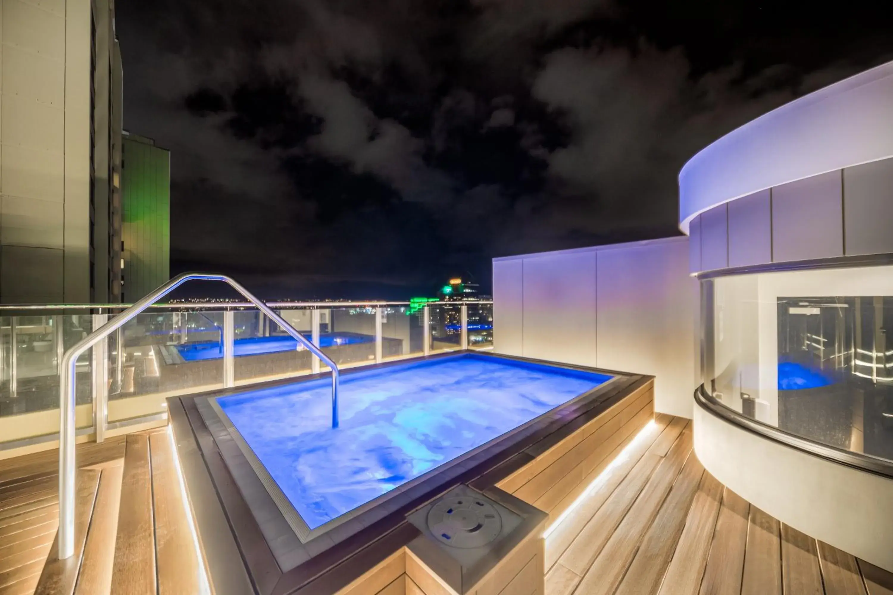 Hot Tub, Swimming Pool in Oaks Sydney Hyde Park Suites