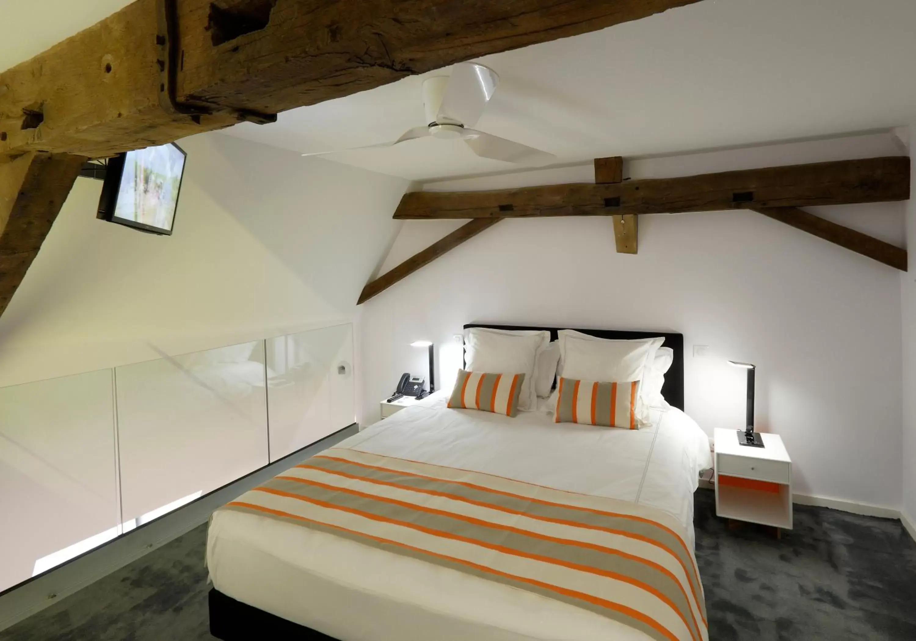 Photo of the whole room, Bed in Les Maisons du Pont