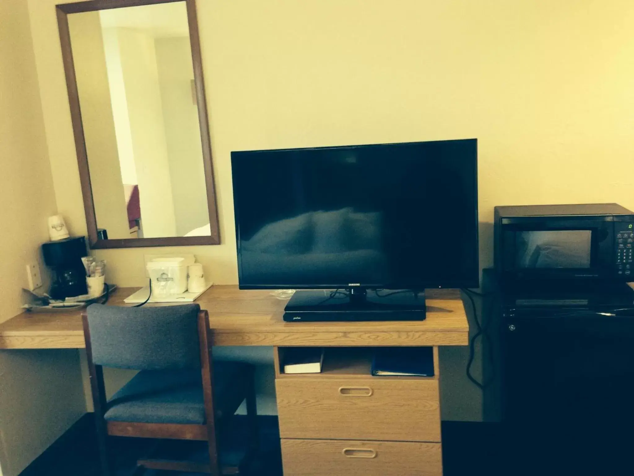 TV/Entertainment Center in Quality Inn