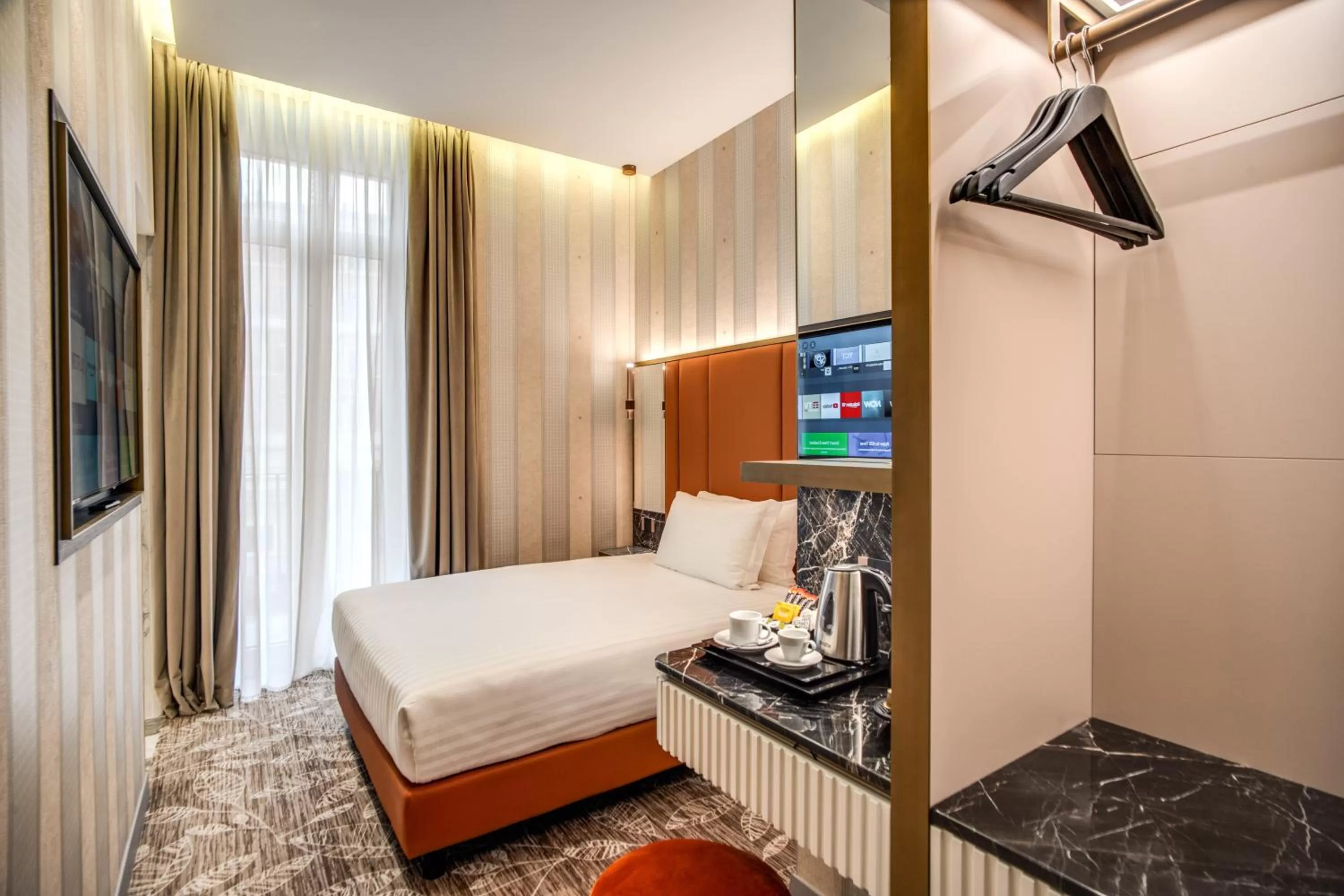 Photo of the whole room, Bed in CC Palace Hotel