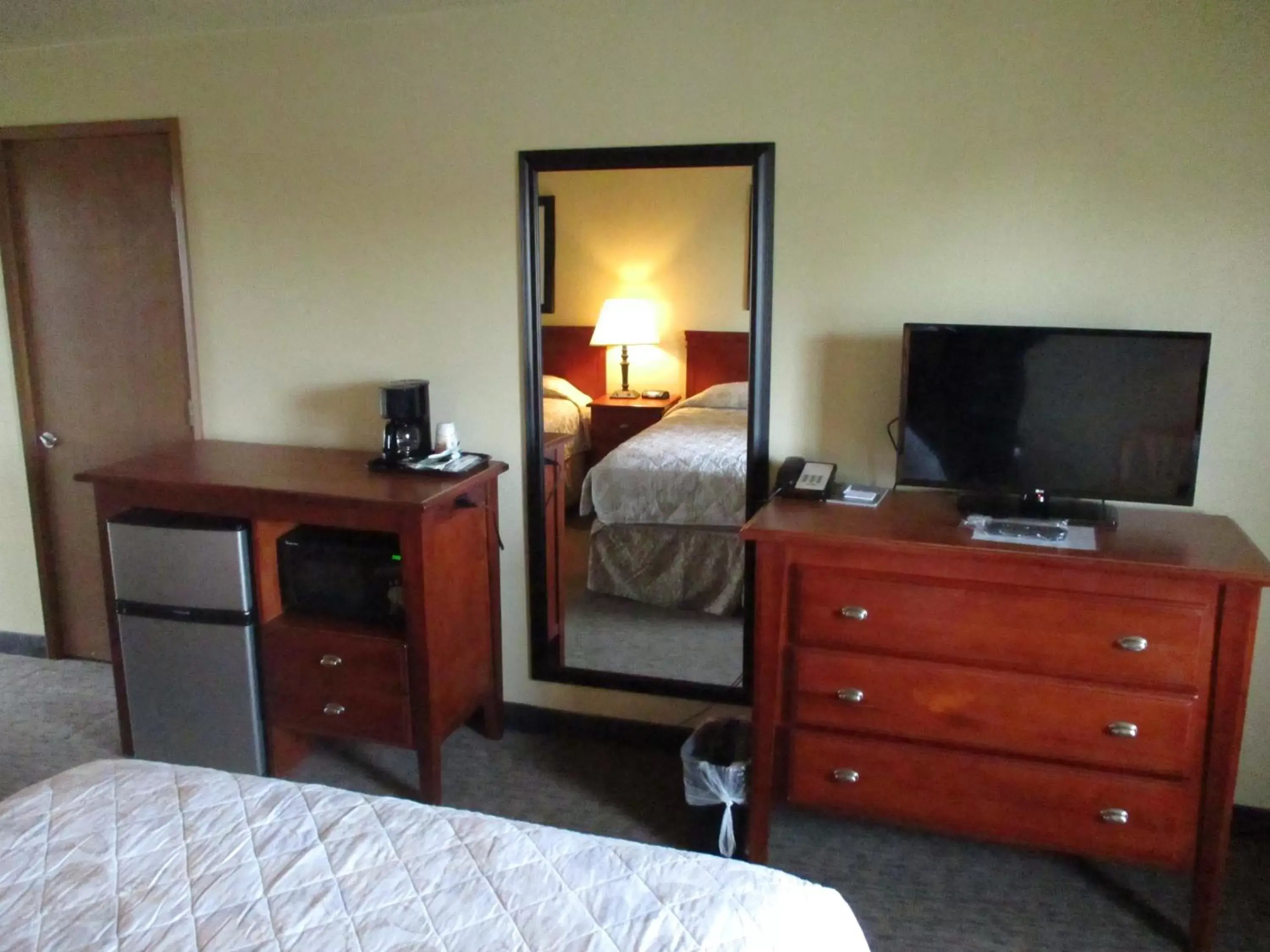 Bedroom, TV/Entertainment Center in Cocusa Motel