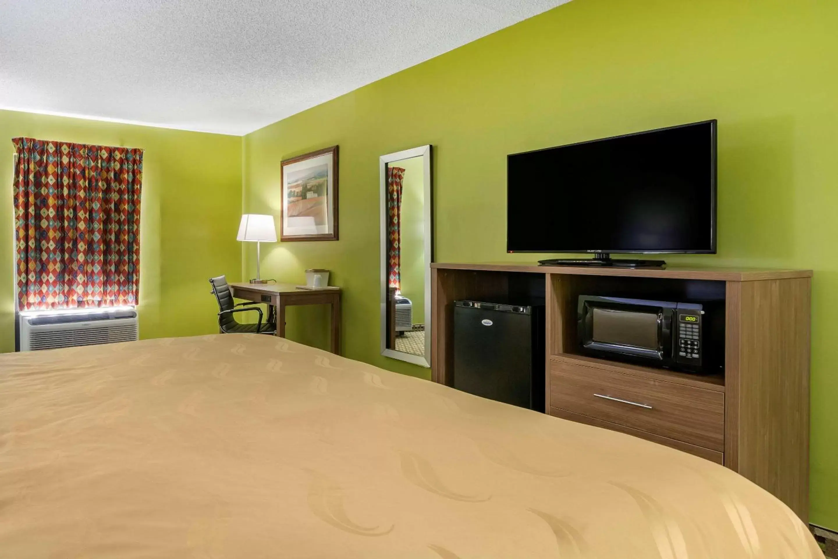 Photo of the whole room, TV/Entertainment Center in Quality Inn Brunswick