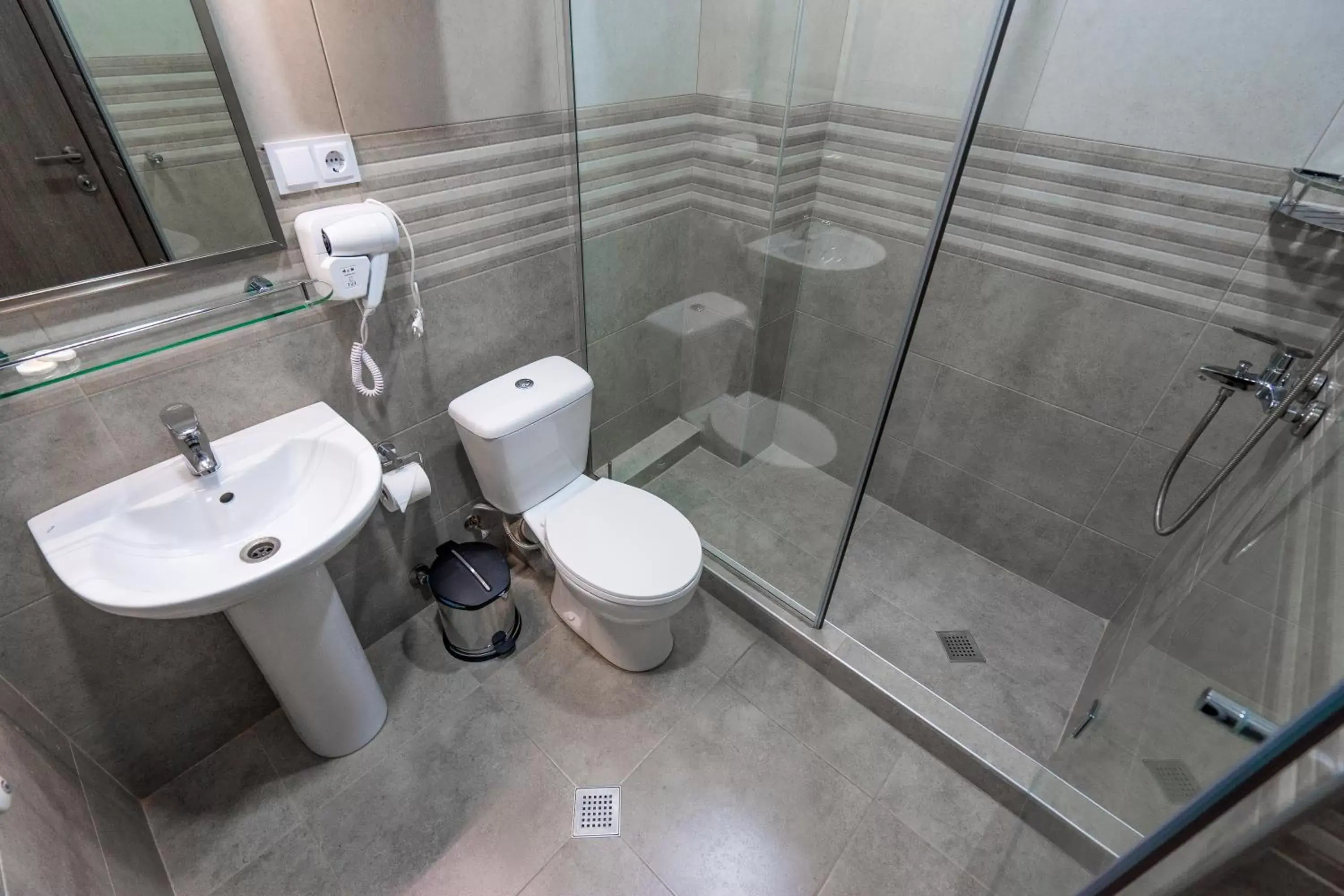 Shower, Bathroom in Hotel Imperial House