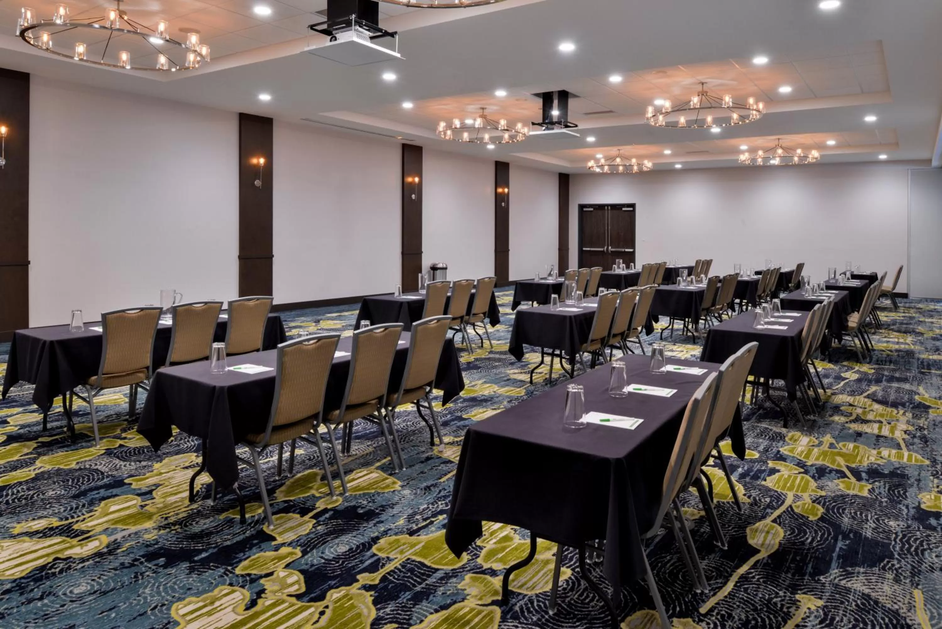 Meeting/conference room in Holiday Inn & Suites - Farmington Hills - Detroit NW by IHG